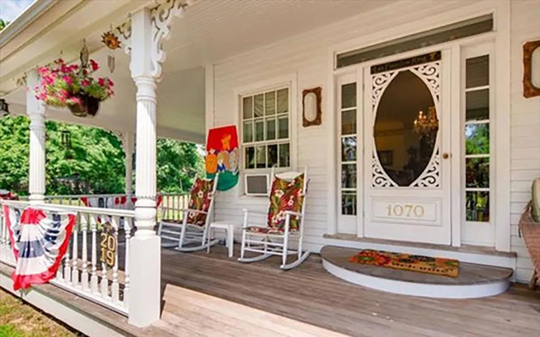 Property building in West Tisbury Inn