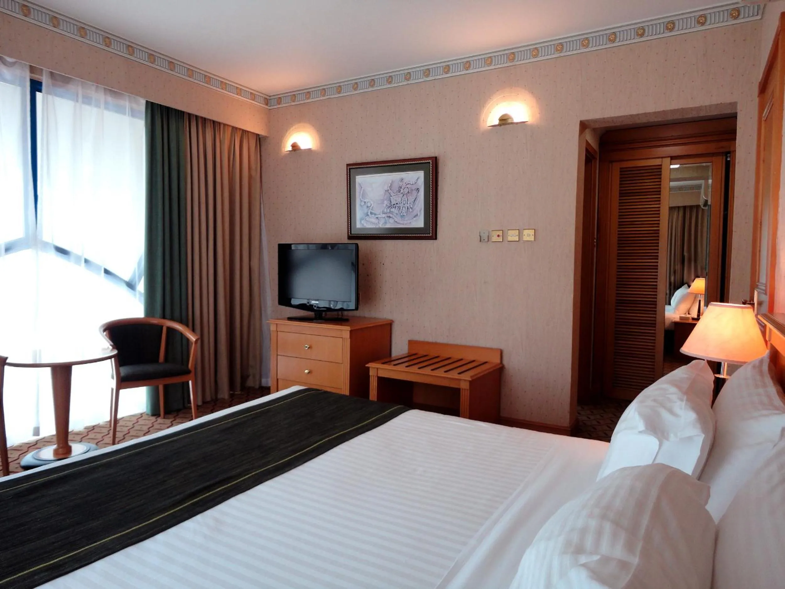 Bedroom, TV/Entertainment Center in Beach Bay Hotel Muscat