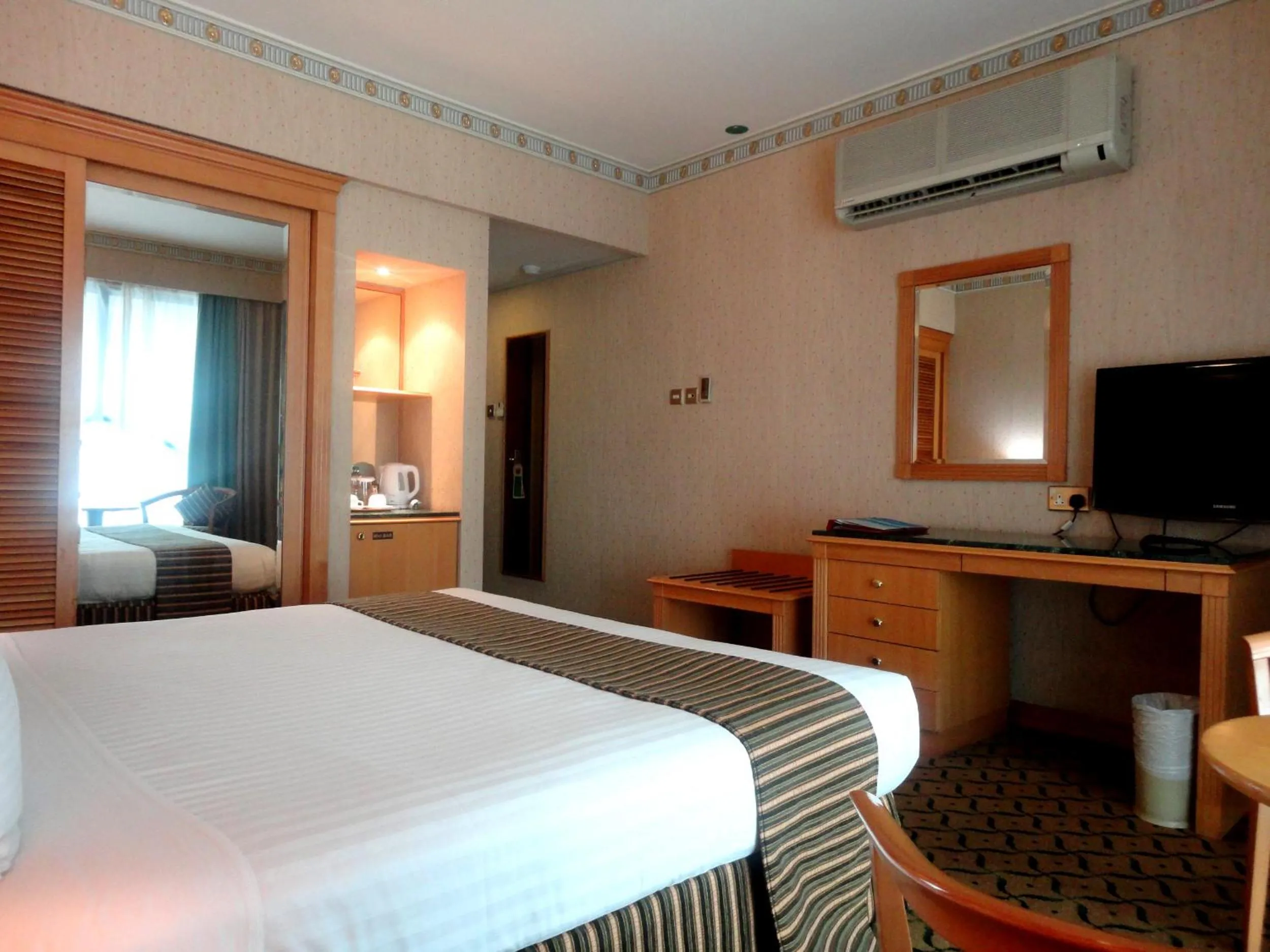 Bedroom, TV/Entertainment Center in Beach Bay Hotel Muscat