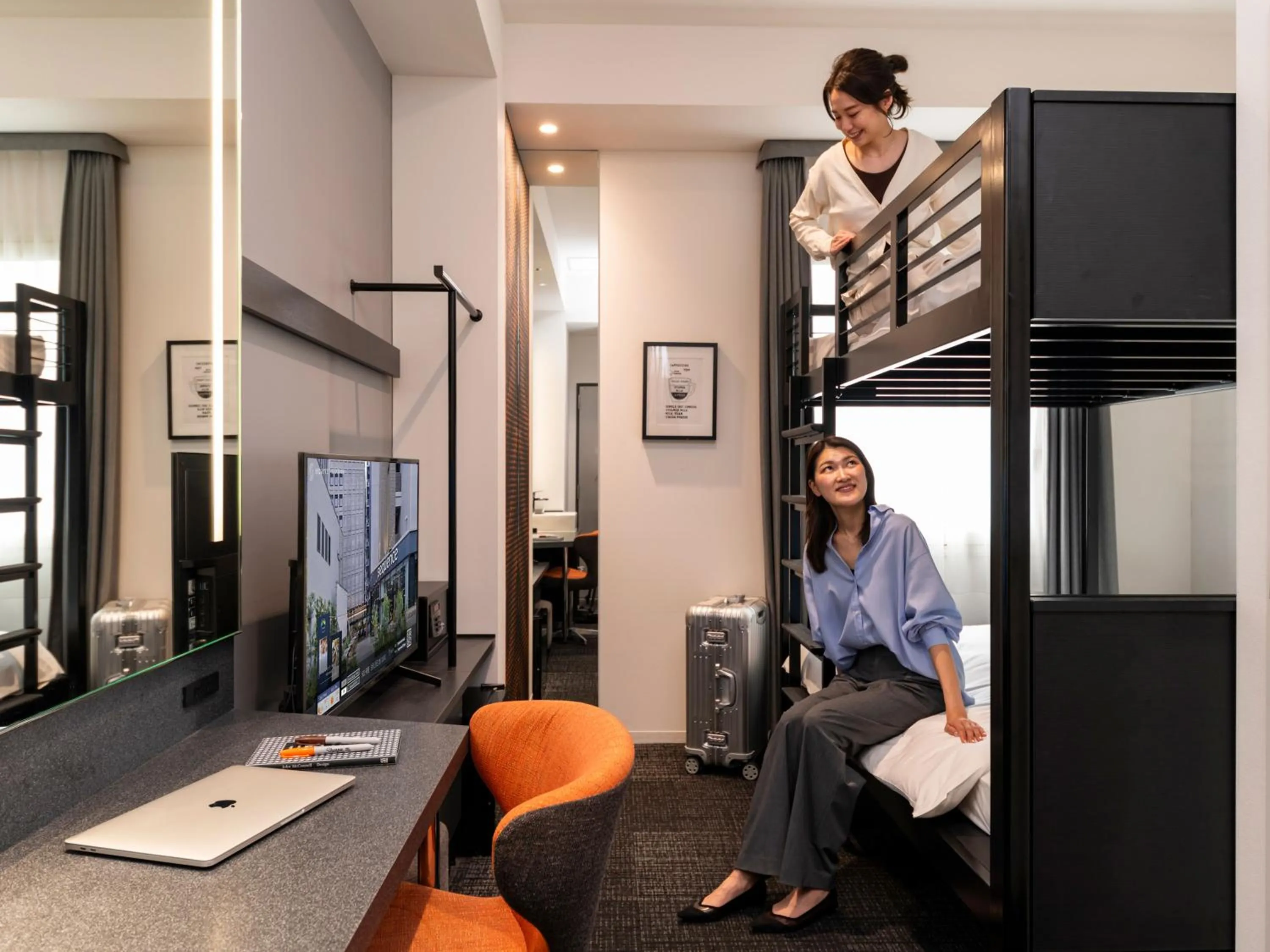 Photo of the whole room in sequence SUIDOBASHI - Tokyo