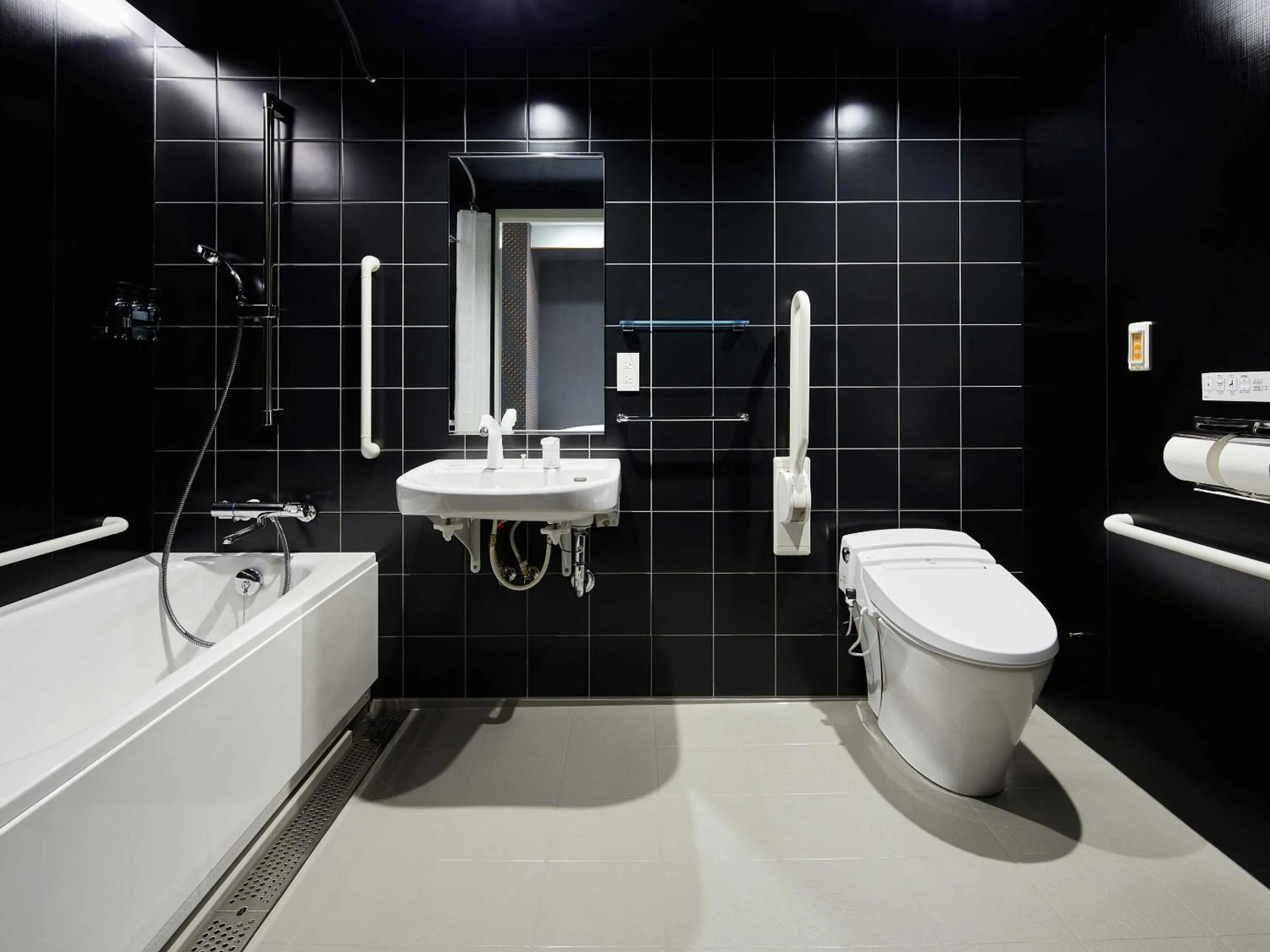 Bathroom in sequence SUIDOBASHI - Tokyo