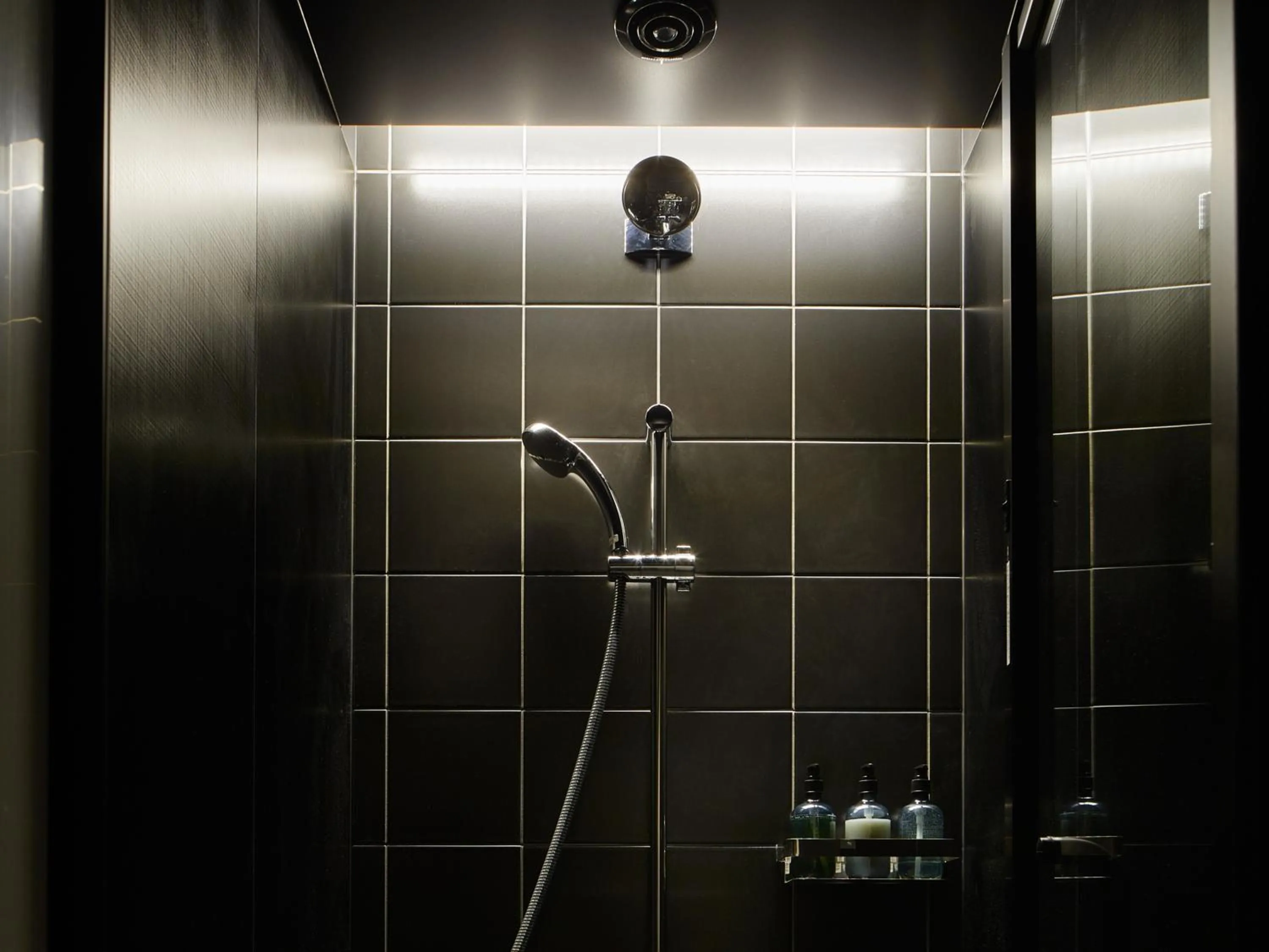 Shower in sequence SUIDOBASHI - Tokyo