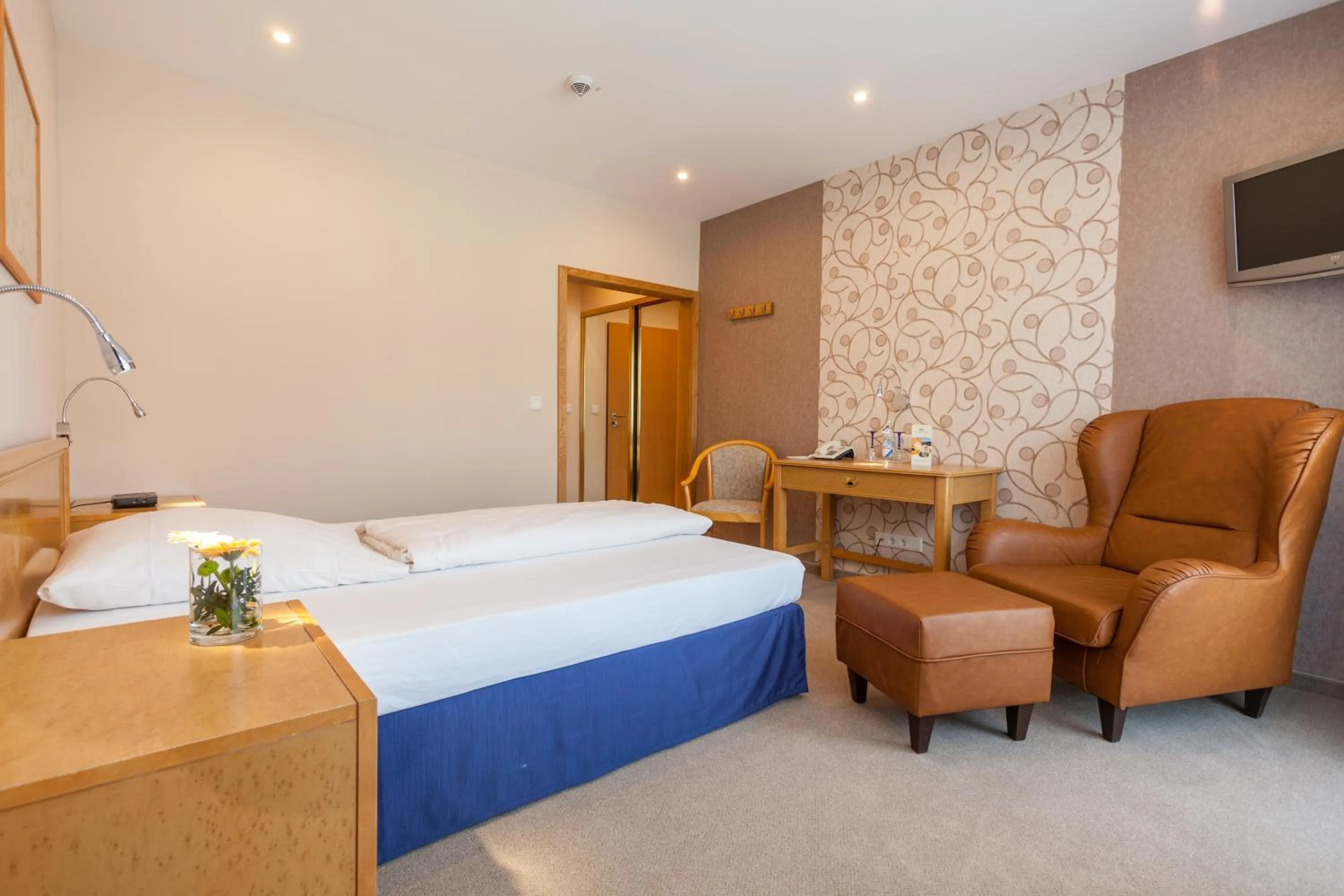 Photo of the whole room, Bed in Landhotel Weserblick