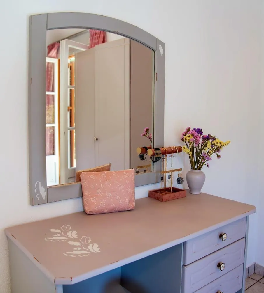 Decorative detail in LIvadi Studios with Pool