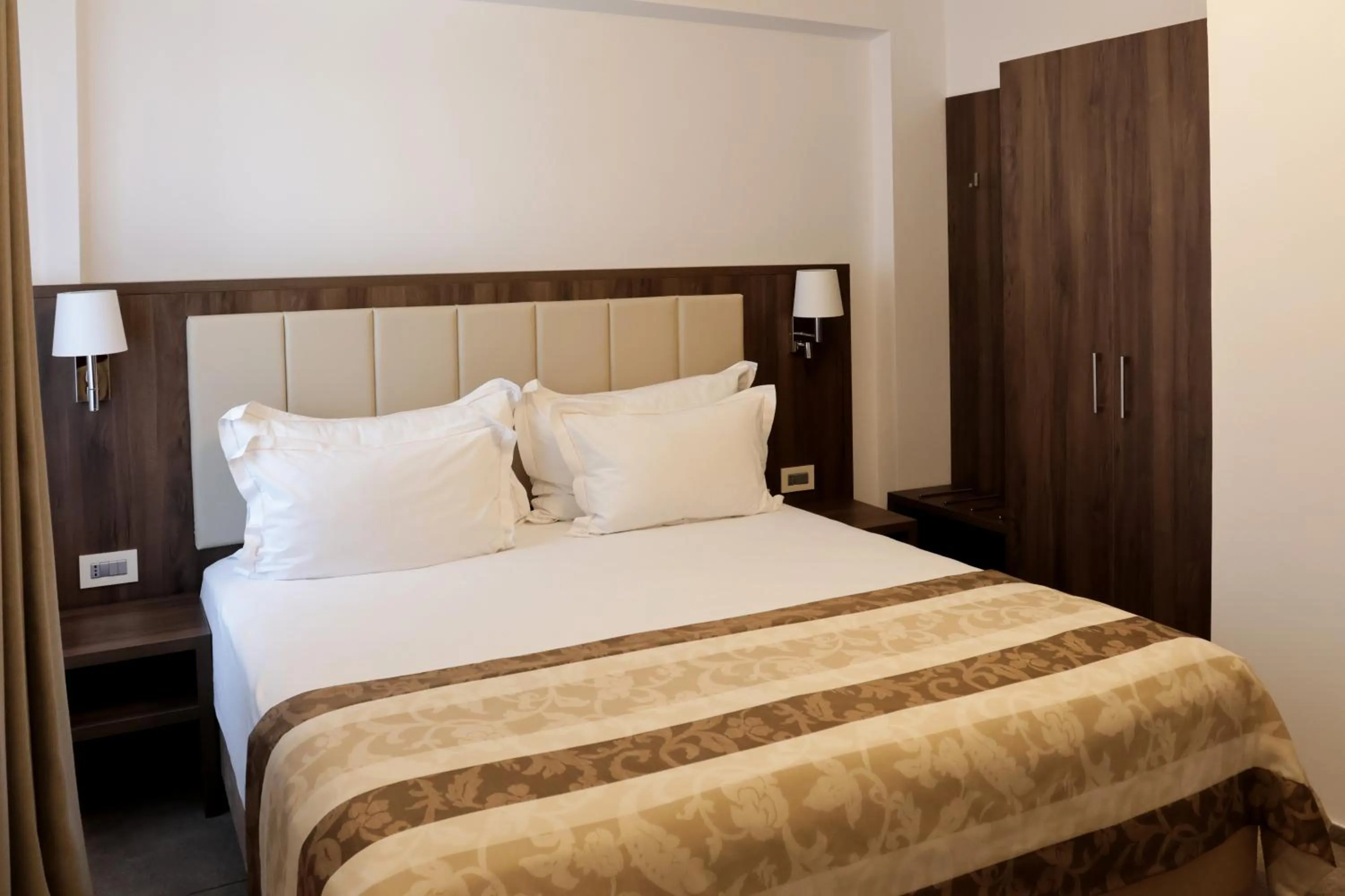 Bed in Hotel McPietroasa