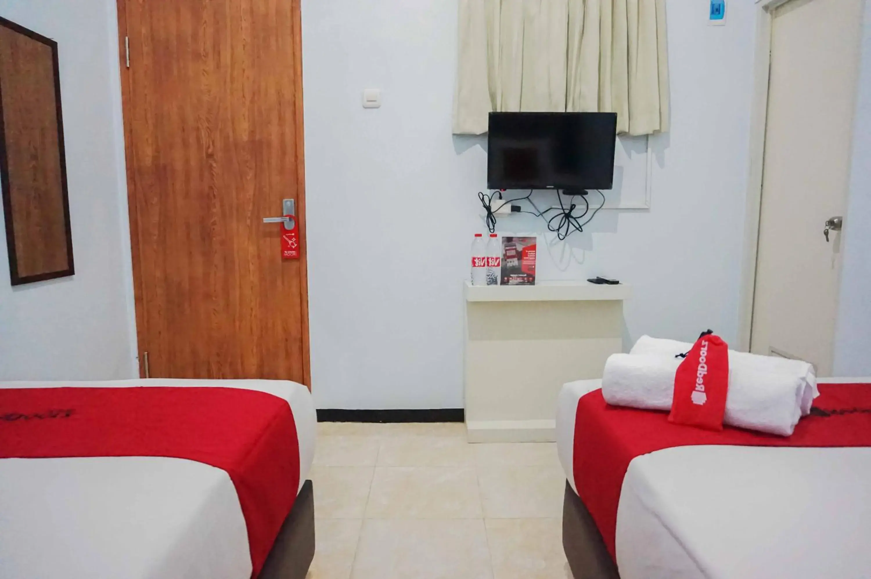 Bed in RedDoorz near Velodrome Malang 2 Bed in RedDoorz near Velodrome Malang 2