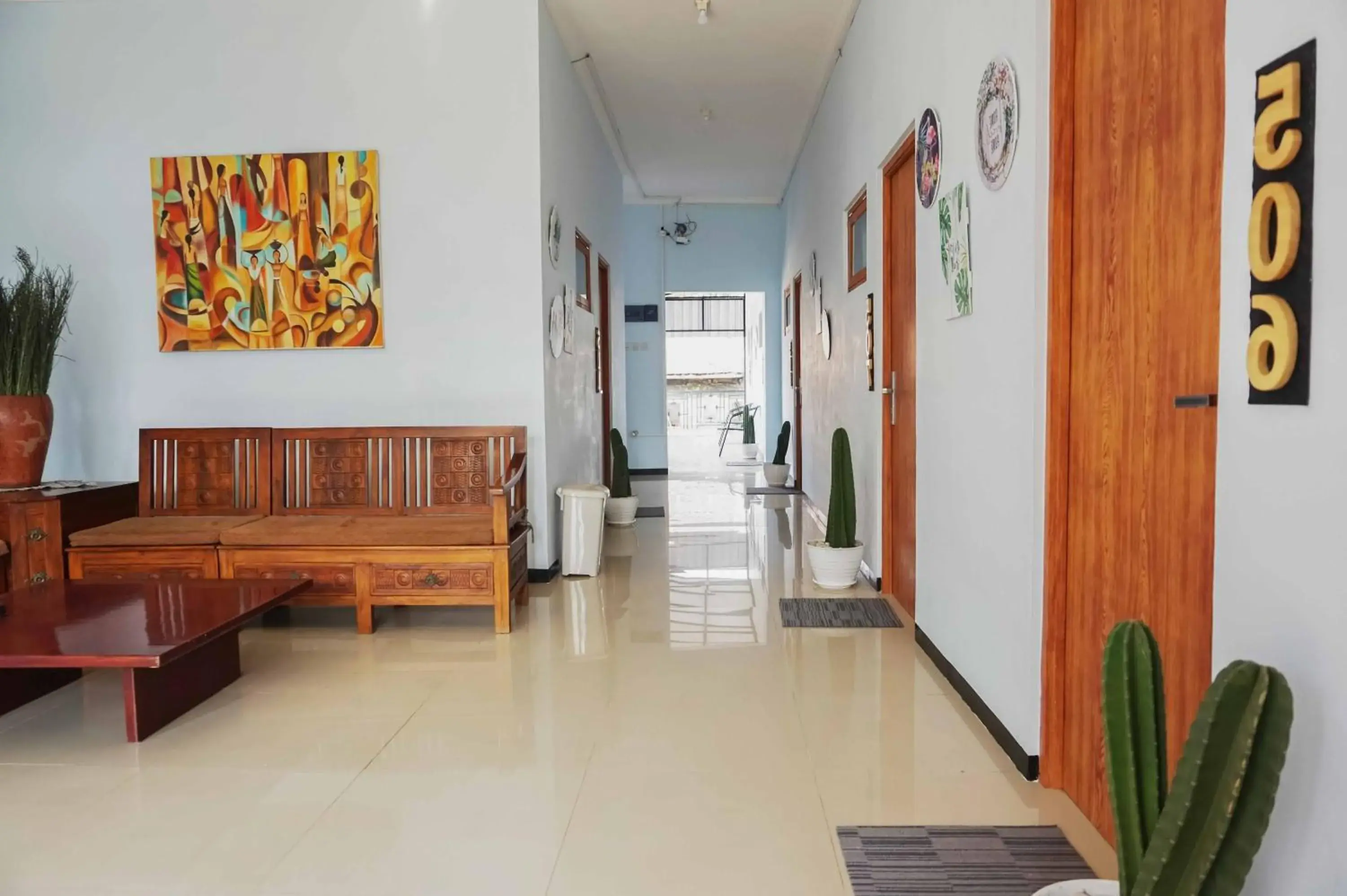 Facade/entrance in RedDoorz near Velodrome Malang 2 Facade/entrance in RedDoorz near Velodrome Malang 2