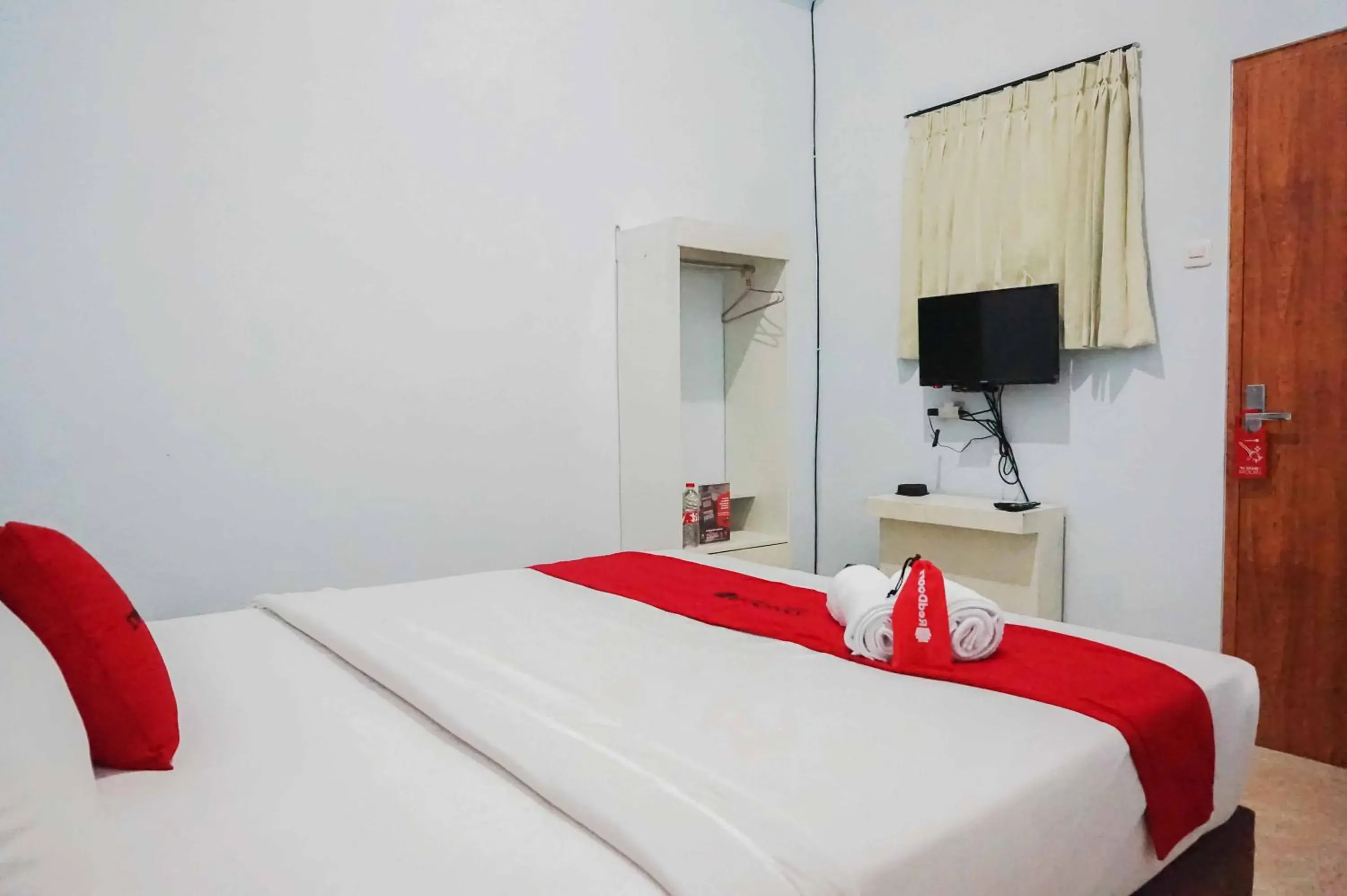 Bed in RedDoorz near Velodrome Malang 2 Bed in RedDoorz near Velodrome Malang 2