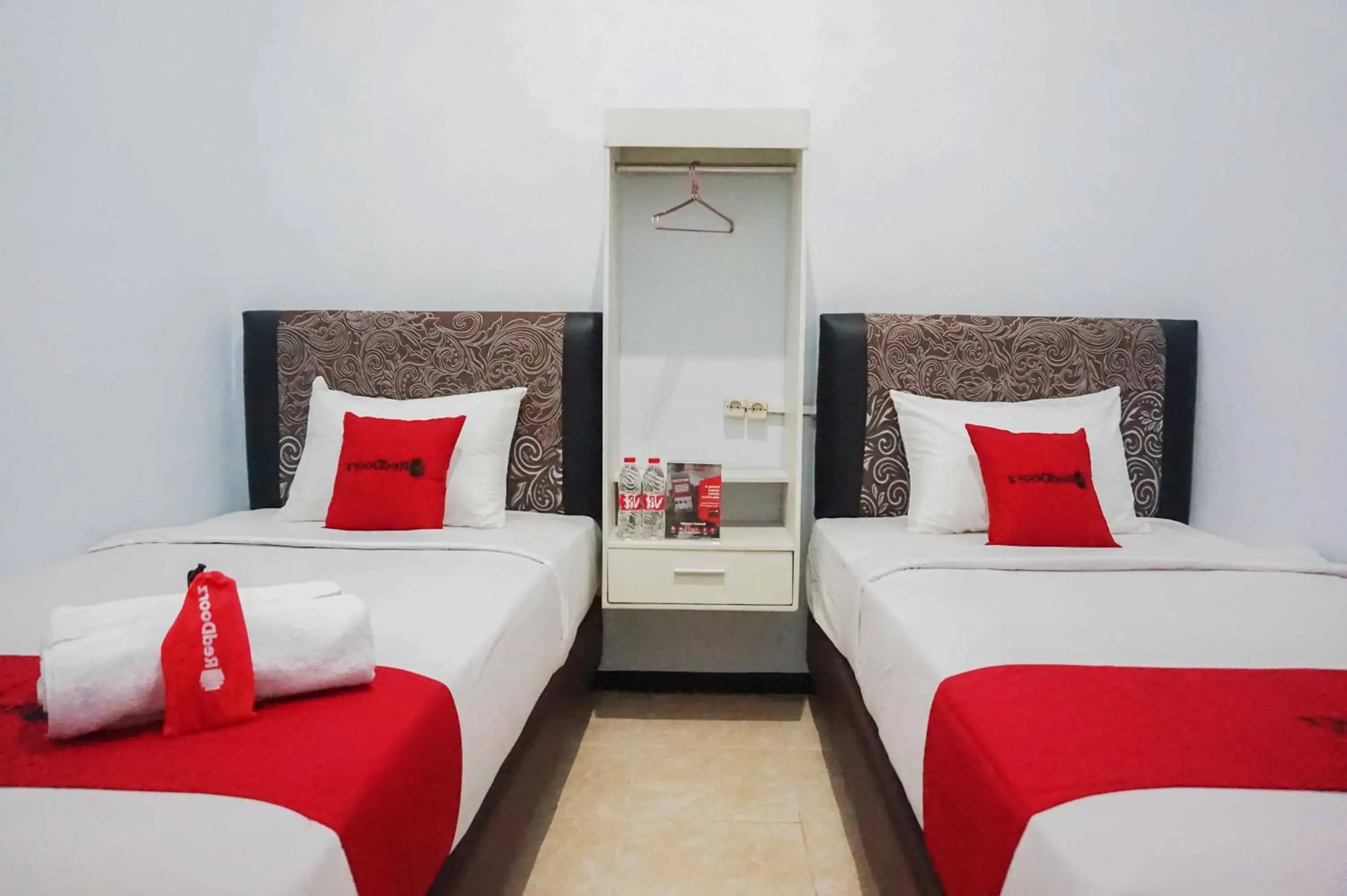Bed in RedDoorz near Velodrome Malang 2 Bed in RedDoorz near Velodrome Malang 2
