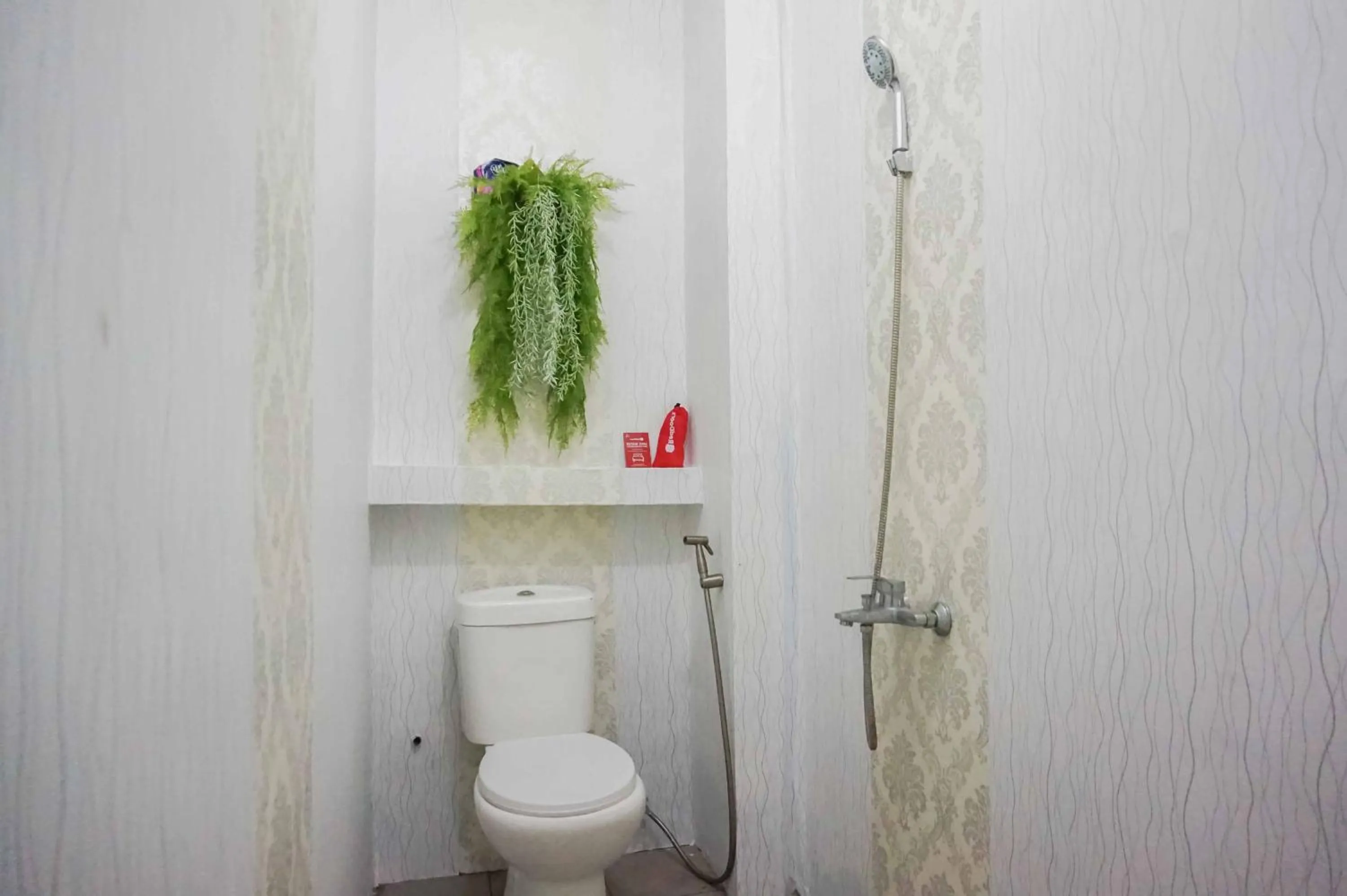 Bathroom in RedDoorz near Velodrome Malang 2