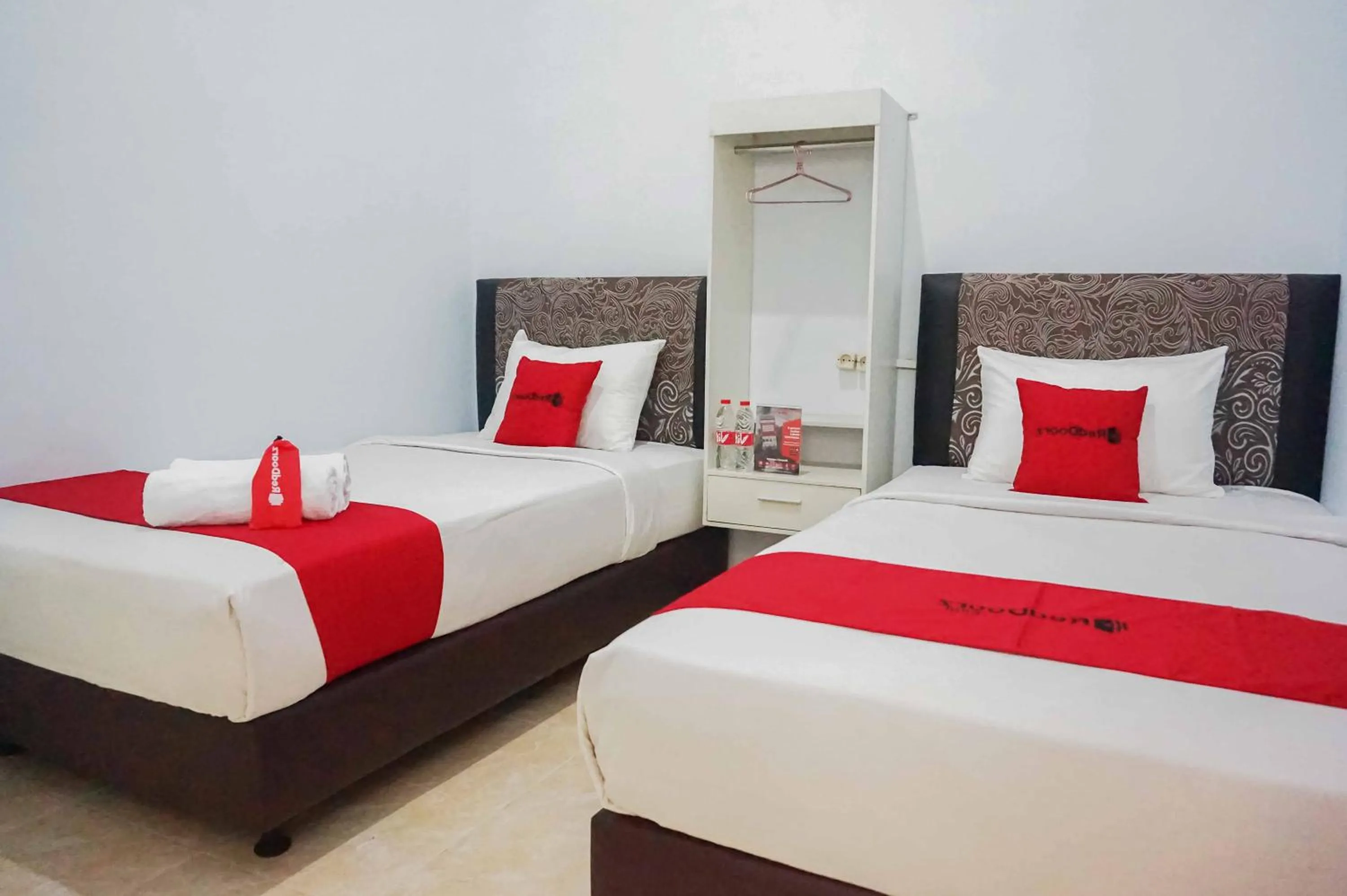 Bed in RedDoorz near Velodrome Malang 2