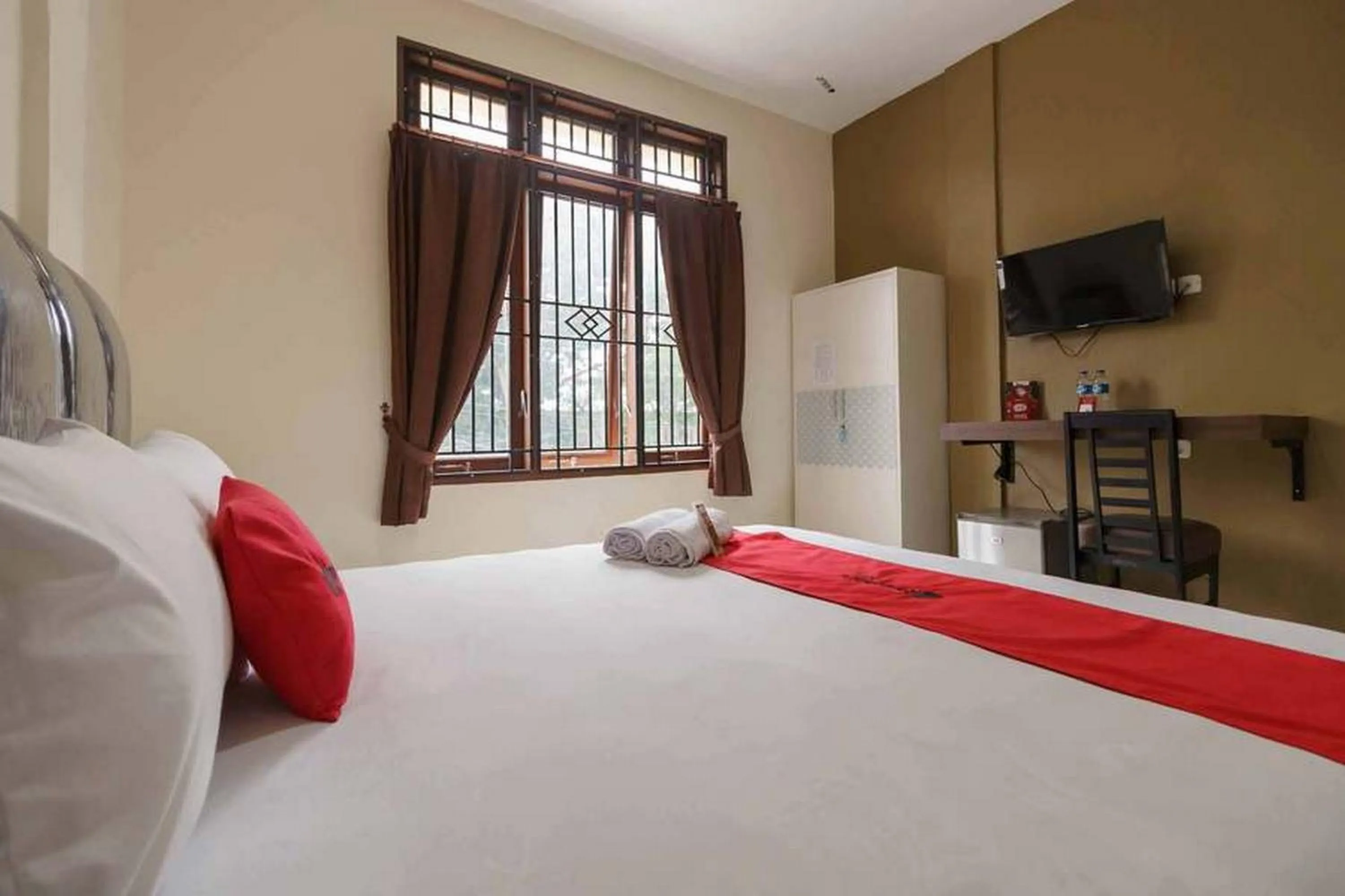 Bedroom, Bed in RedDoorz near RS Adam Malik Medan 2
