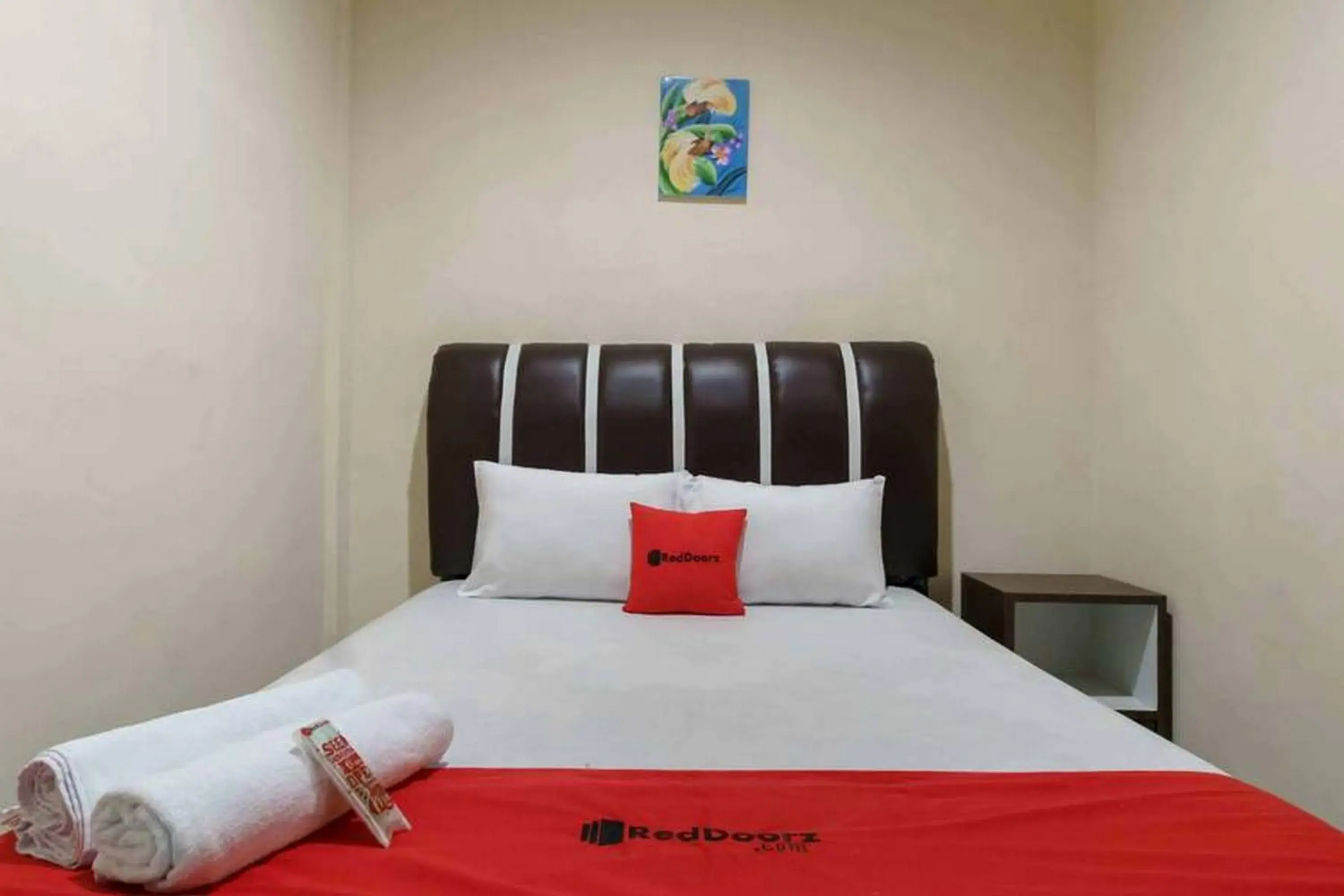 Deluxe Room in RedDoorz near RS Adam Malik Medan 2 Deluxe Room in RedDoorz near RS Adam Malik Medan 2