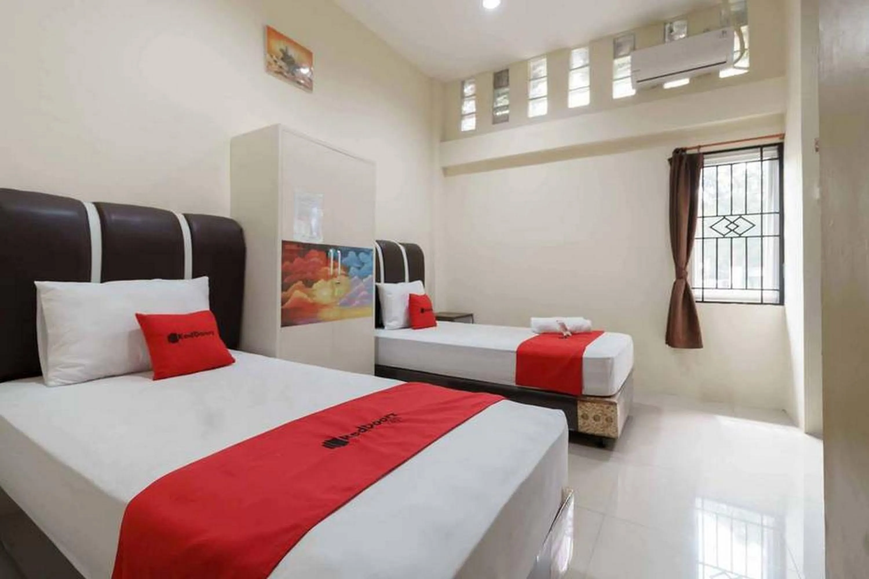 Bedroom, Bed in RedDoorz near RS Adam Malik Medan 2
