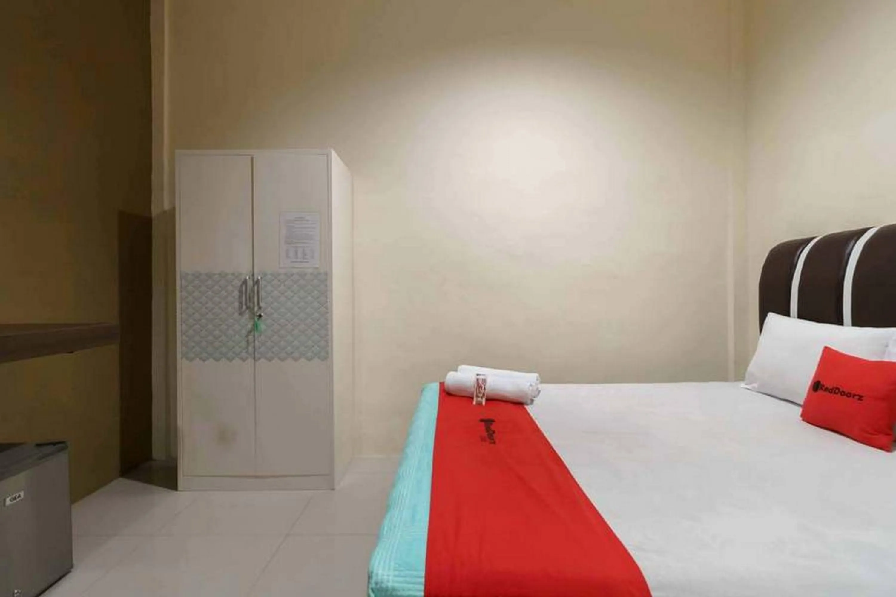 Bedroom, Bed in RedDoorz near RS Adam Malik Medan 2