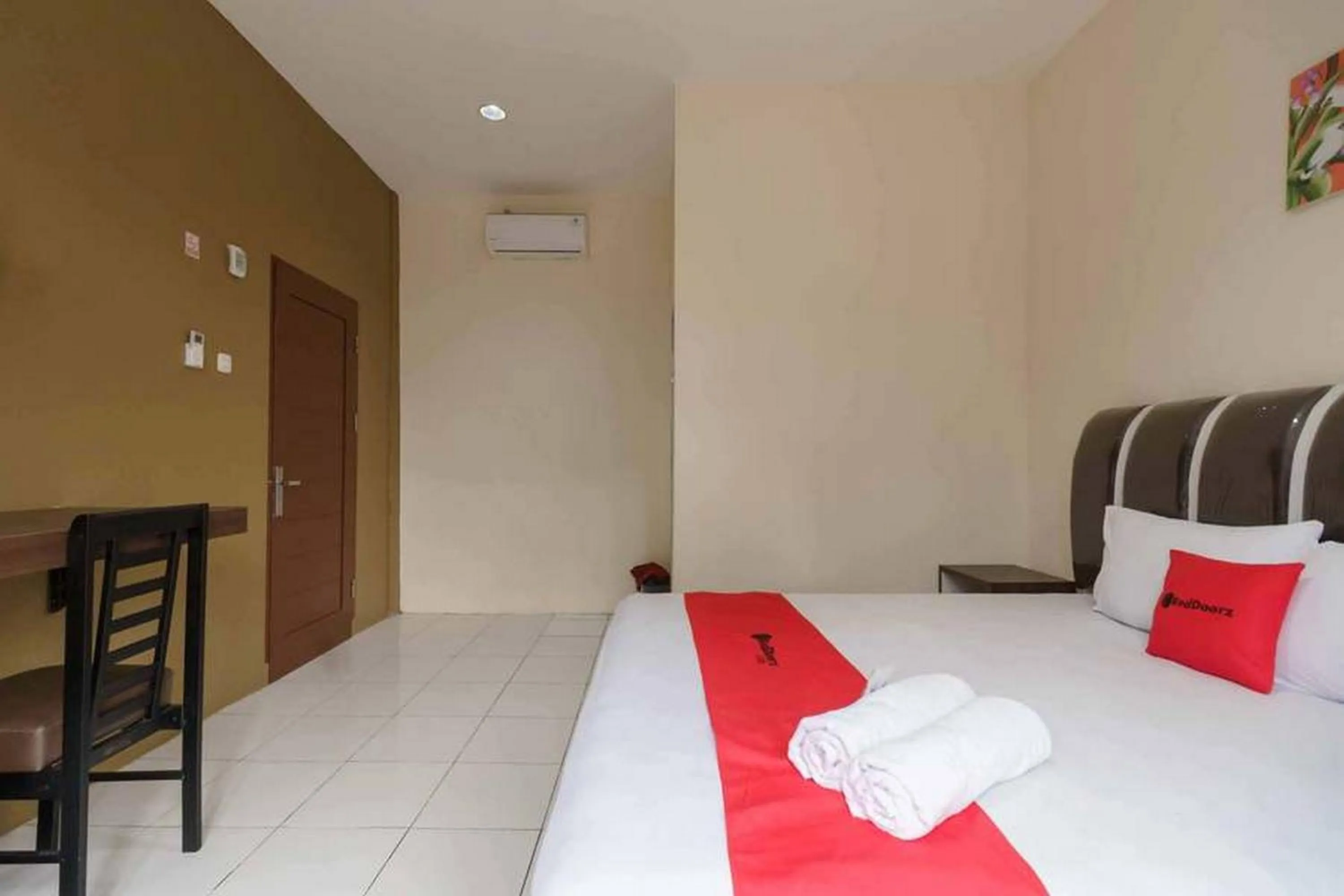 Property building, Bed in RedDoorz near RS Adam Malik Medan 2