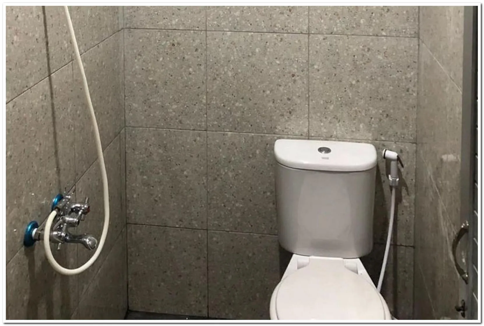 Bathroom in RedDoorz near RS Adam Malik Medan 2