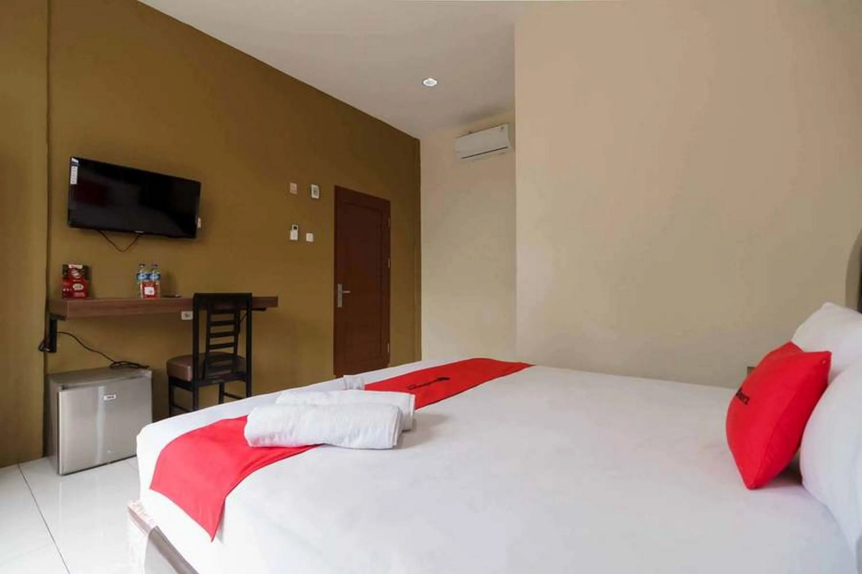 Bedroom, Bed in RedDoorz near RS Adam Malik Medan 2