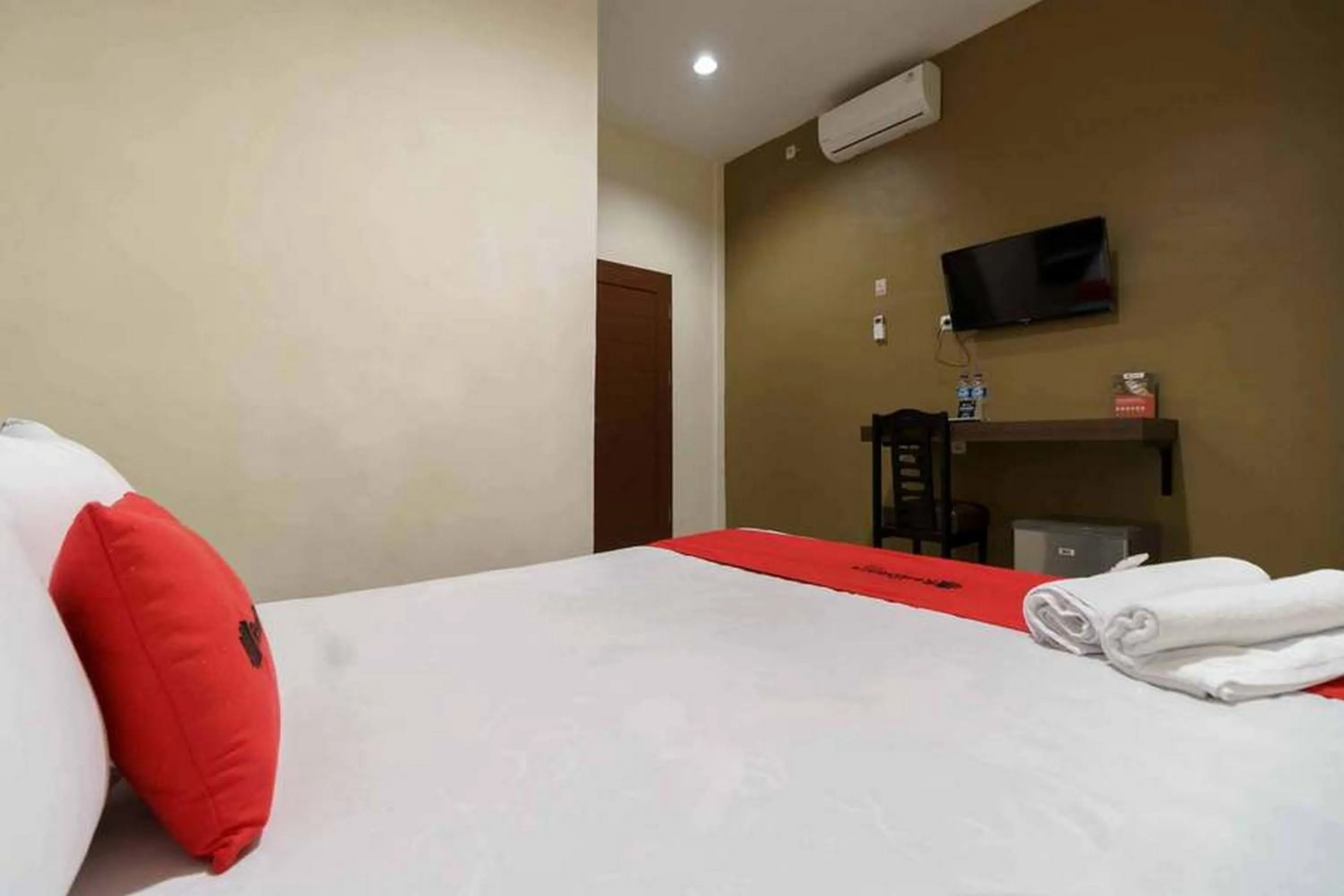 Bedroom, Bed in RedDoorz near RS Adam Malik Medan 2