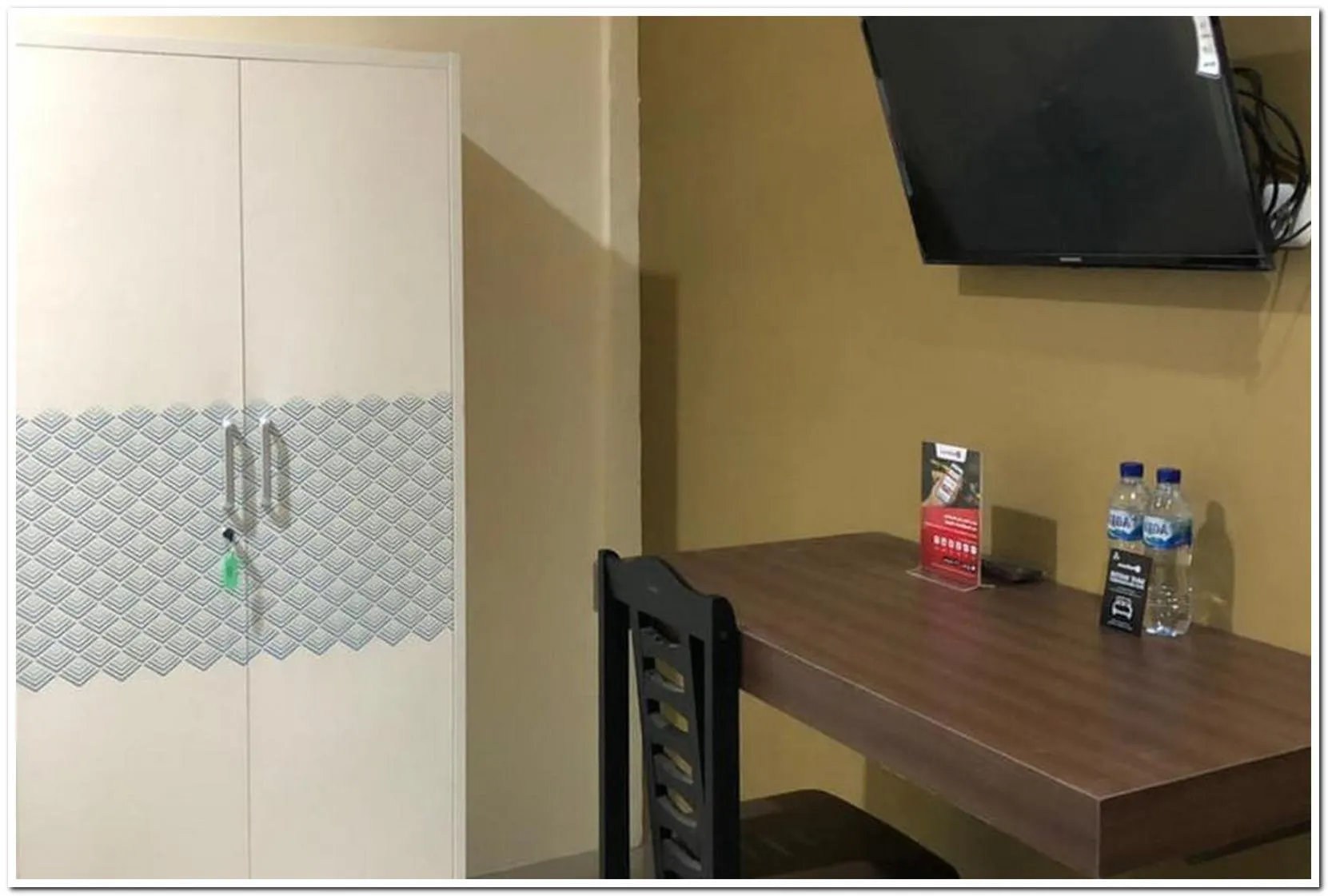 Bedroom in RedDoorz near RS Adam Malik Medan 2