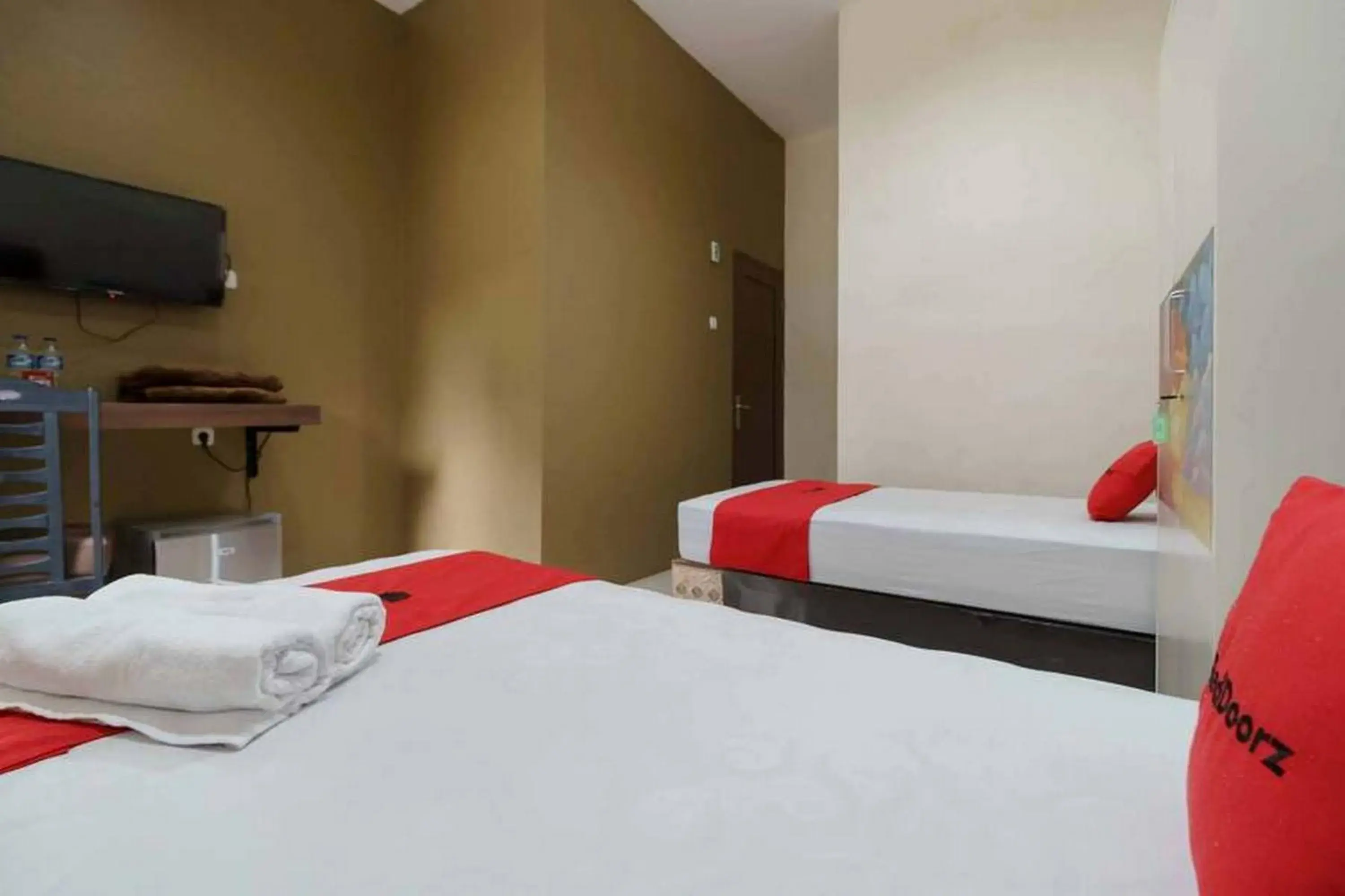 Property building, Bed in RedDoorz near RS Adam Malik Medan 2 Property building, Bed in RedDoorz near RS Adam Malik Medan 2