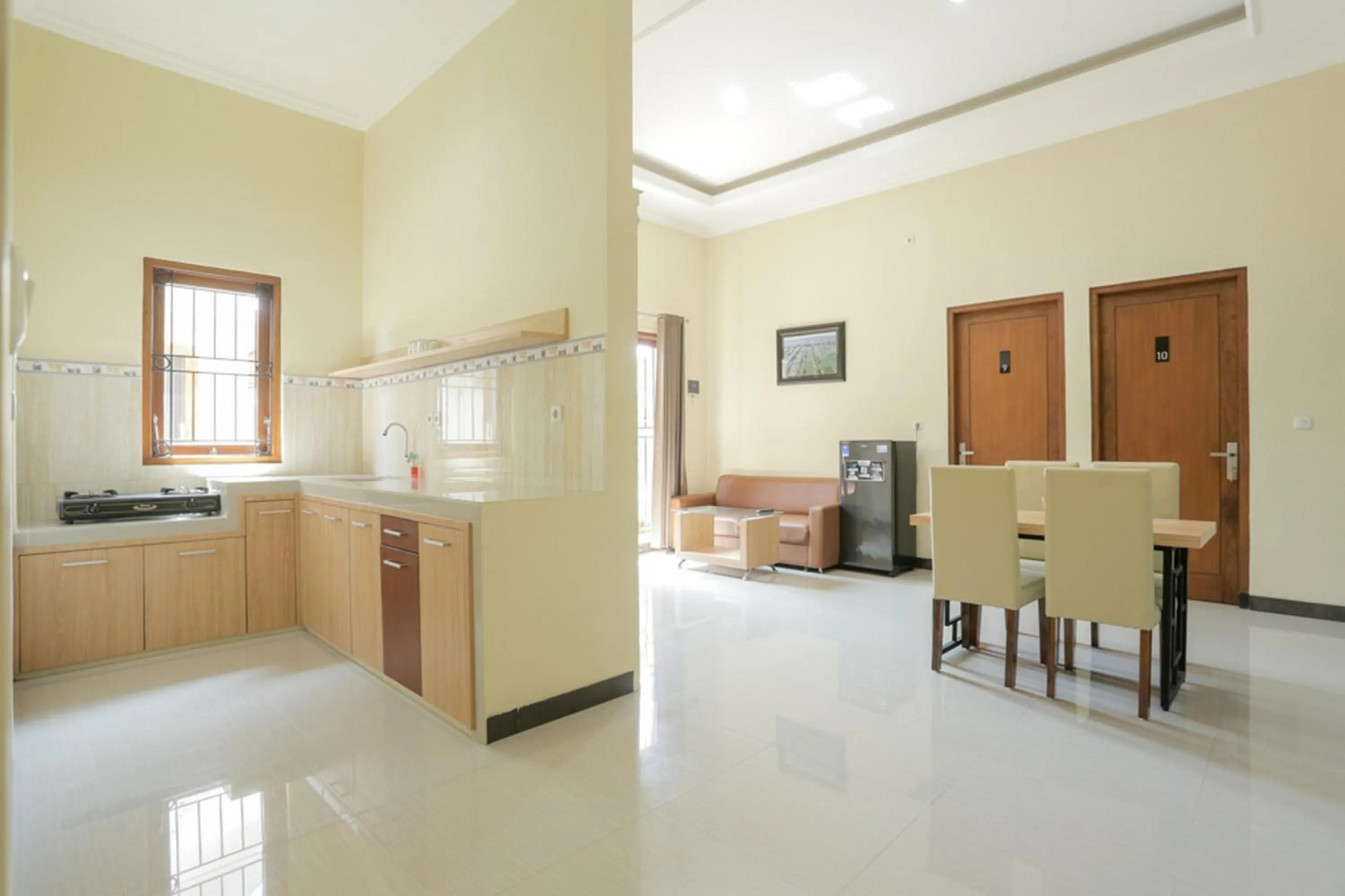 Seating area in IDR Green Guest House Syariah Mitra RedDoorz