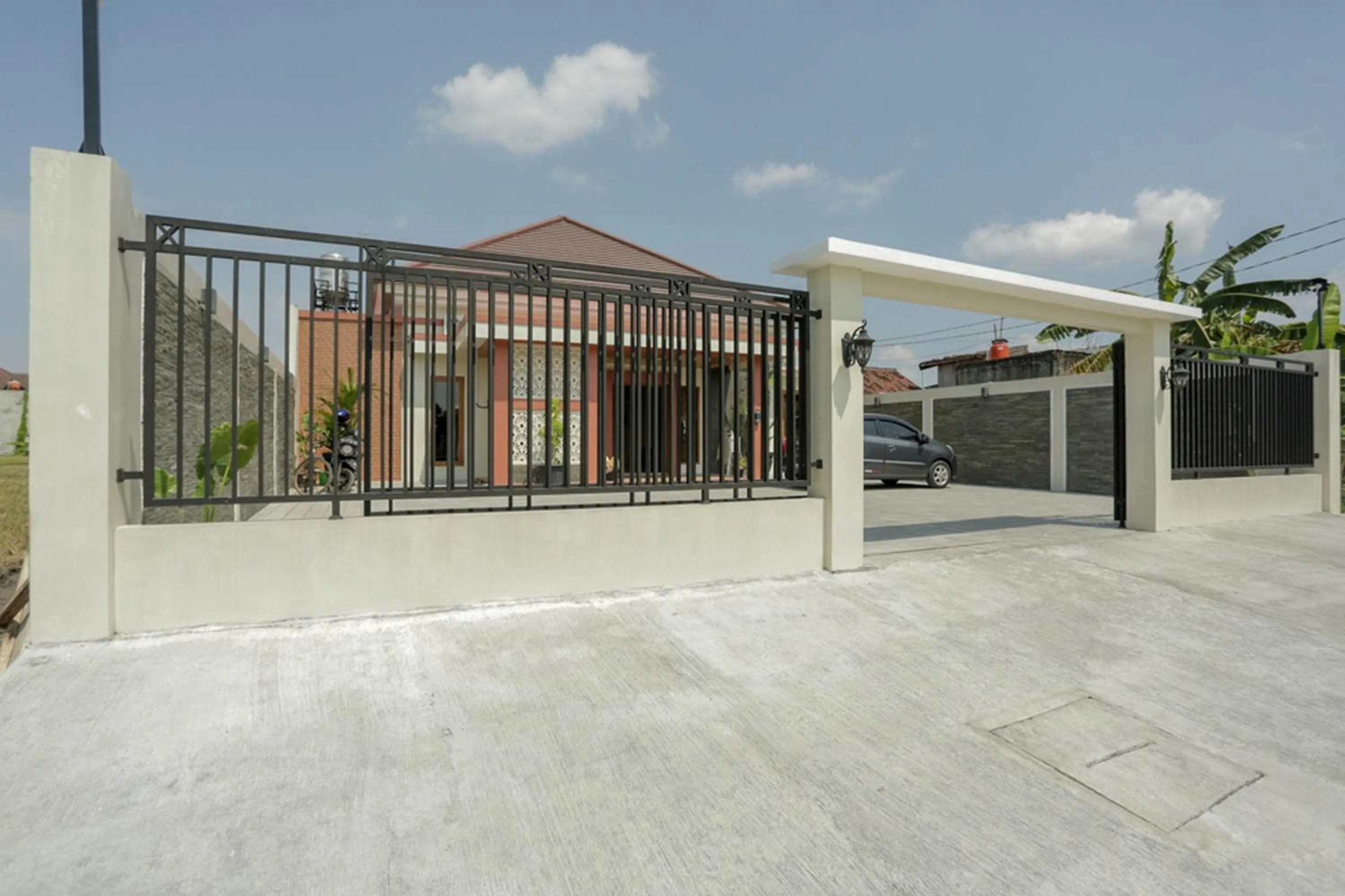 Facade/entrance in IDR Green Guest House Syariah Mitra RedDoorz