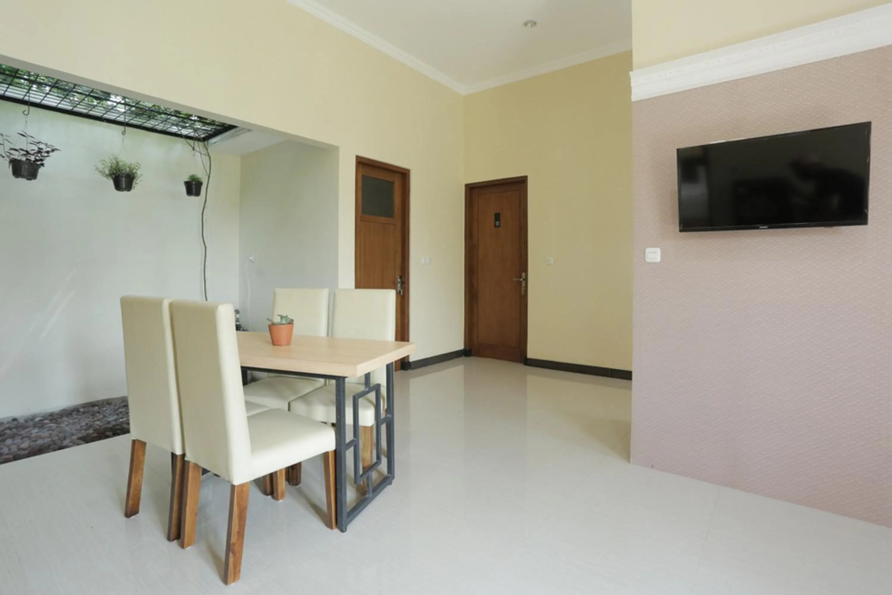 Seating area in IDR Green Guest House Syariah Mitra RedDoorz