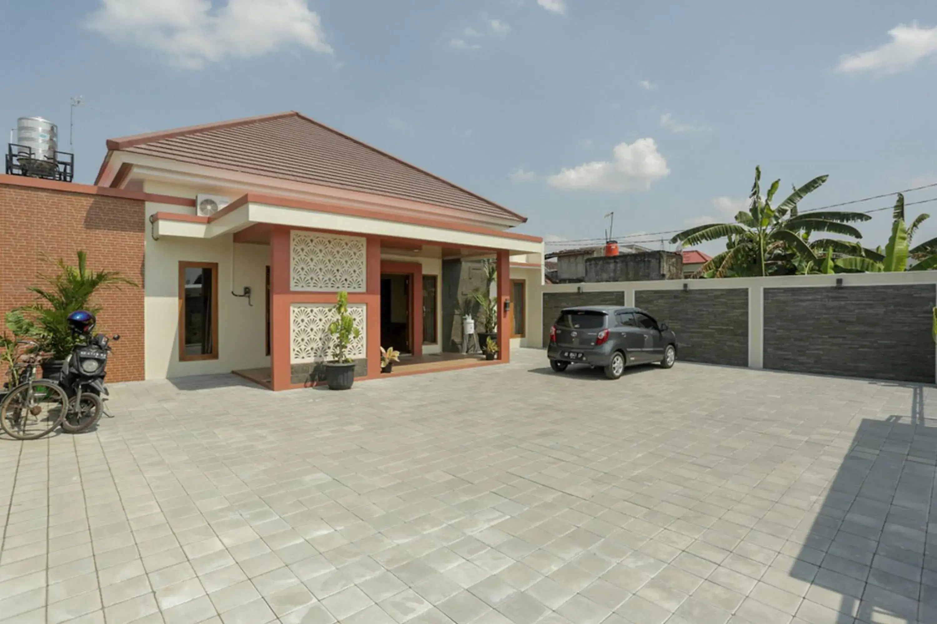 Facade/entrance in IDR Green Guest House Syariah Mitra RedDoorz Facade/entrance in IDR Green Guest House Syariah Mitra RedDoorz