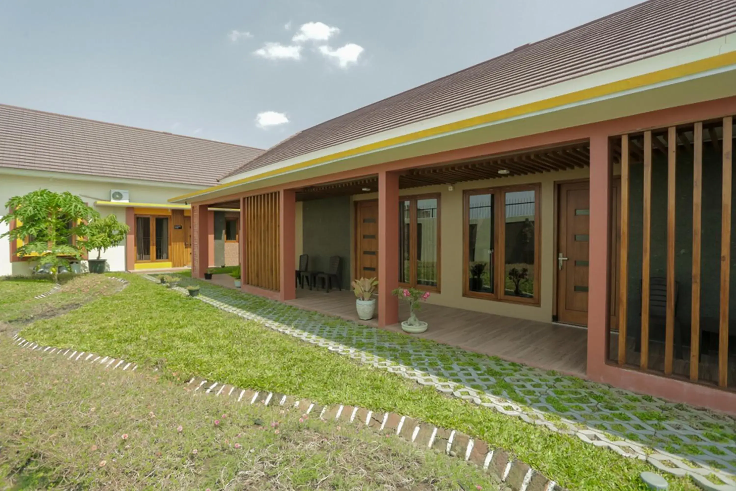 Property building in IDR Green Guest House Syariah Mitra RedDoorz Property building in IDR Green Guest House Syariah Mitra RedDoorz