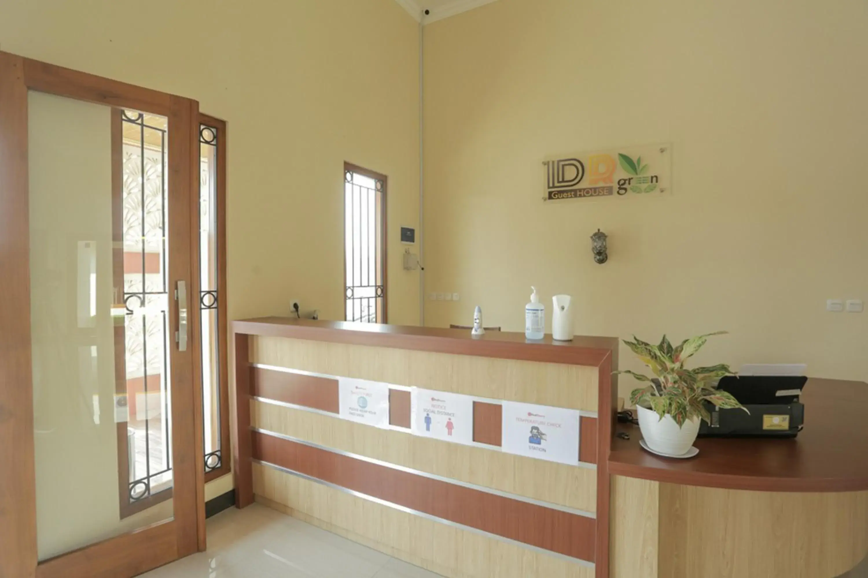 Lobby or reception in IDR Green Guest House Syariah Mitra RedDoorz Lobby or reception in IDR Green Guest House Syariah Mitra RedDoorz