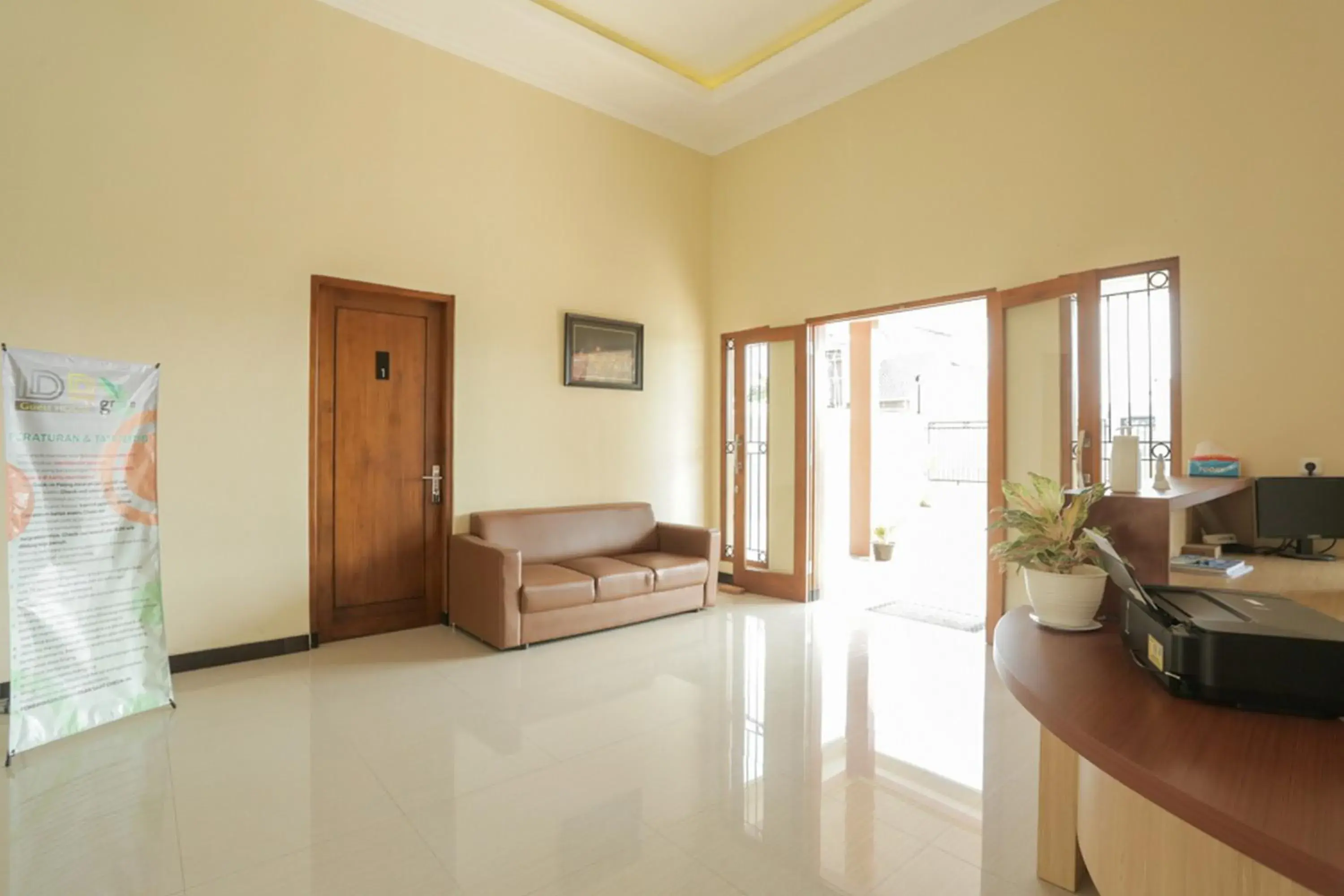 Seating area in IDR Green Guest House Syariah Mitra RedDoorz Seating area in IDR Green Guest House Syariah Mitra RedDoorz