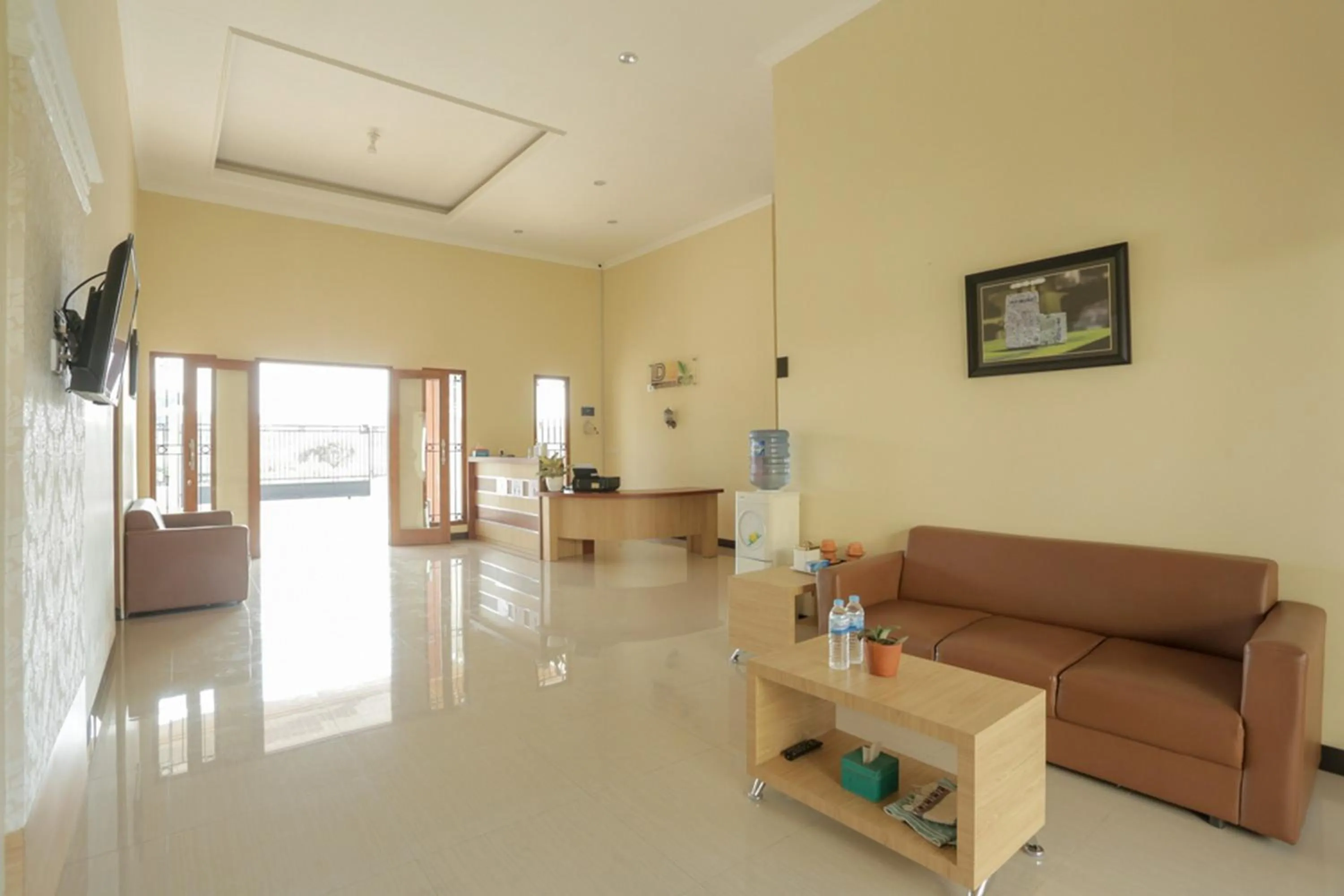 Seating area in IDR Green Guest House Syariah Mitra RedDoorz