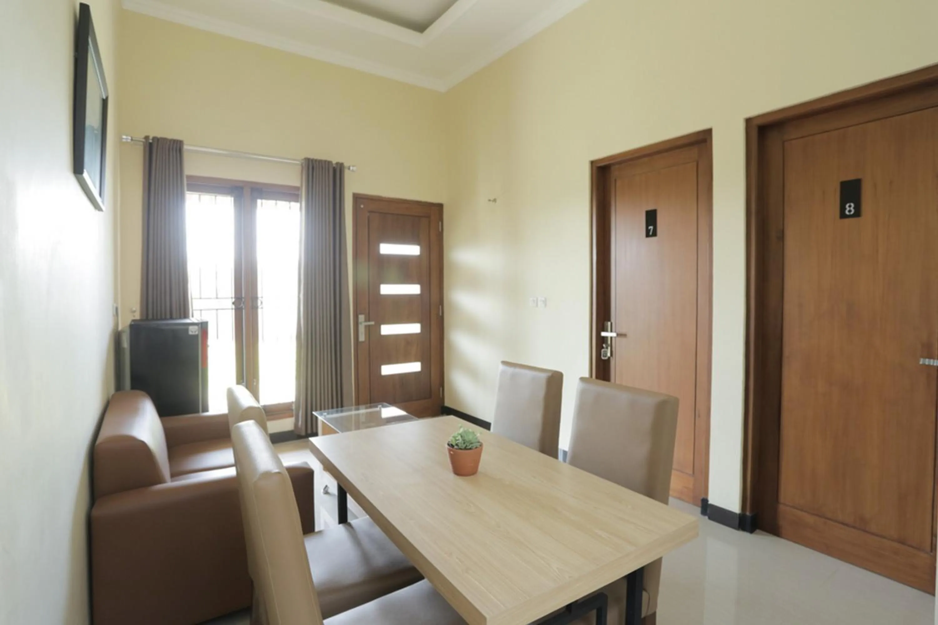 Seating area in IDR Green Guest House Syariah Mitra RedDoorz