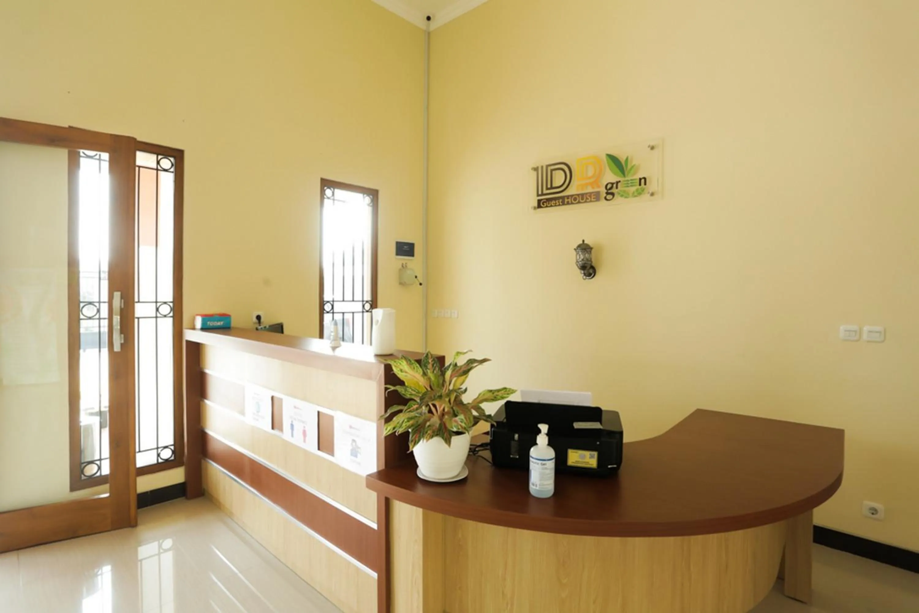 Lobby or reception in IDR Green Guest House Syariah Mitra RedDoorz