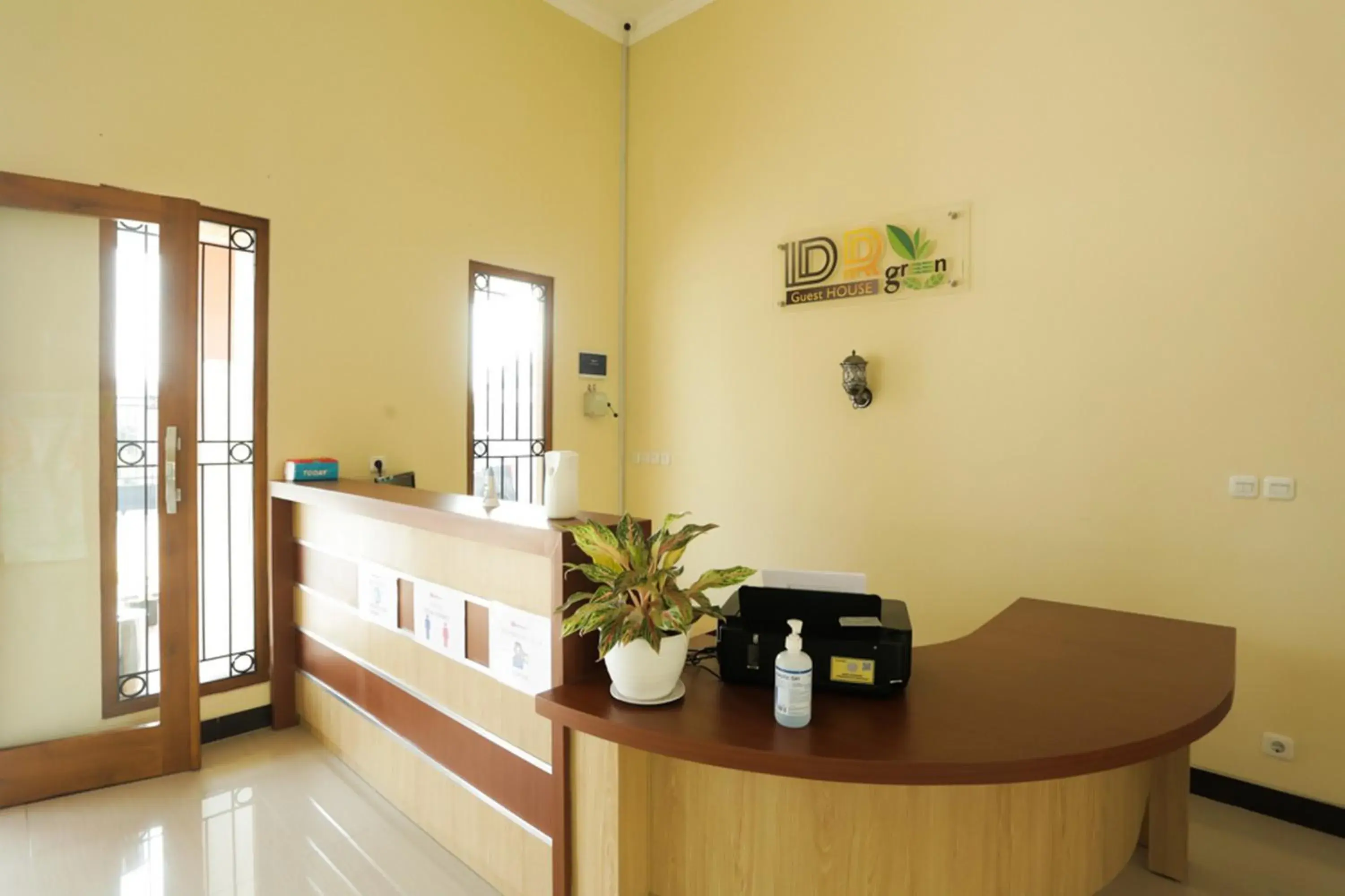 Lobby or reception in IDR Green Guest House Syariah Mitra RedDoorz Lobby or reception in IDR Green Guest House Syariah Mitra RedDoorz