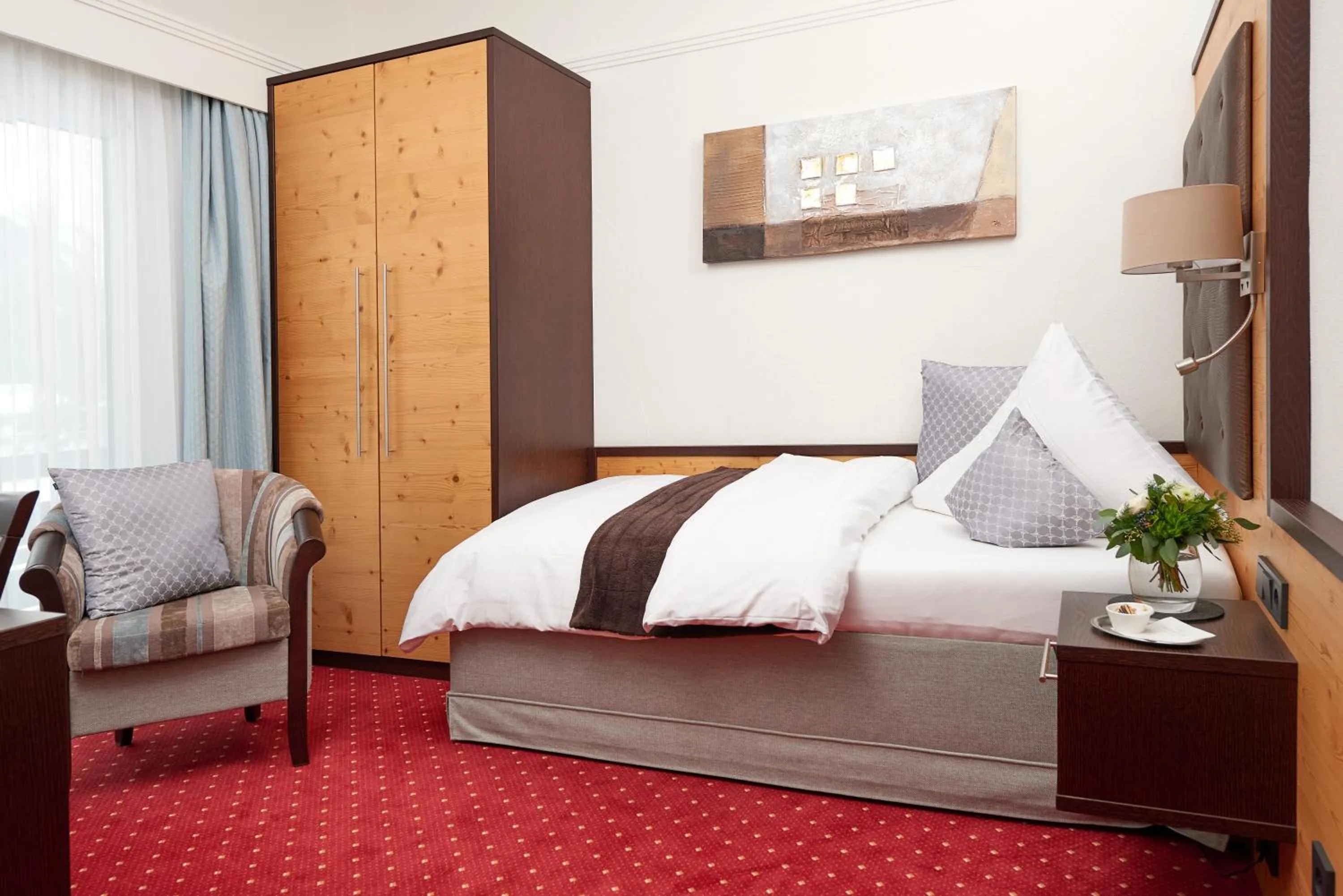 Photo of the whole room, Bed in Wittelsbacher Hof