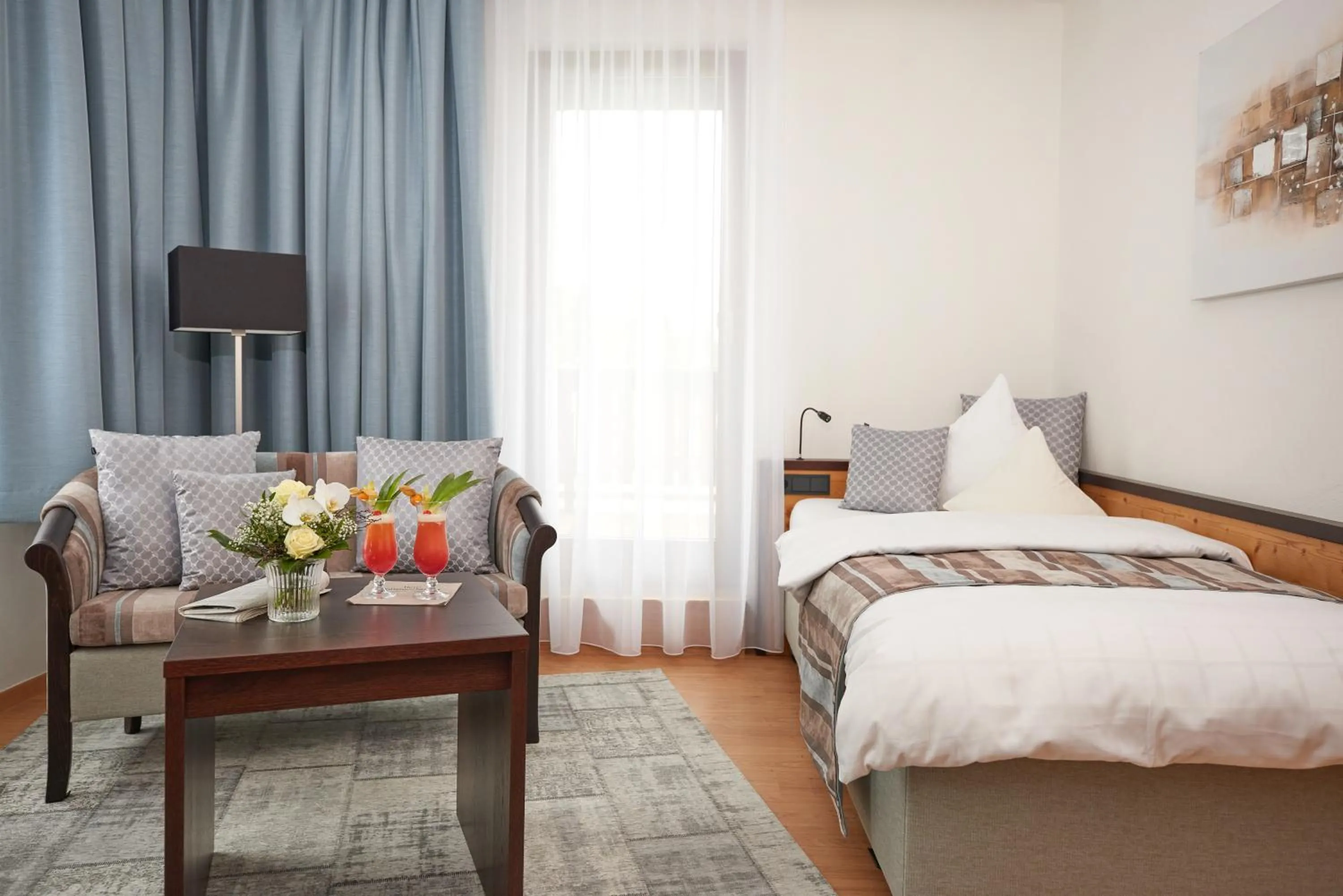 Photo of the whole room, Bed in Wittelsbacher Hof