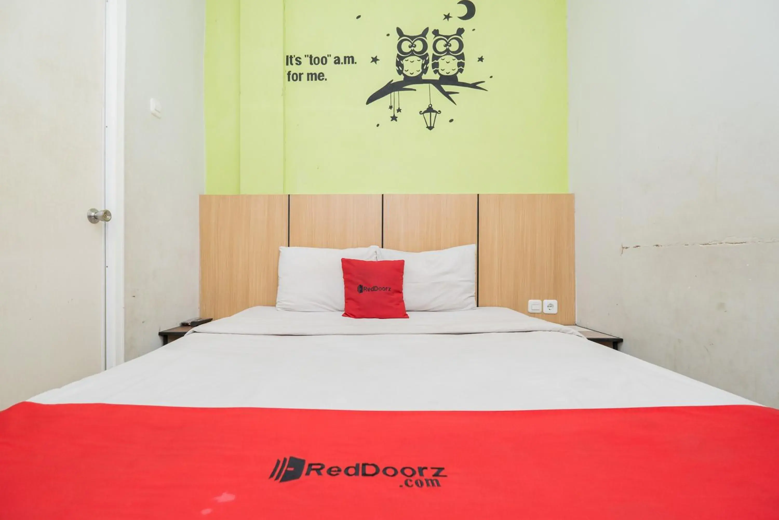 Bed in RedDoorz @ Darmo Surabaya Bed in RedDoorz @ Darmo Surabaya