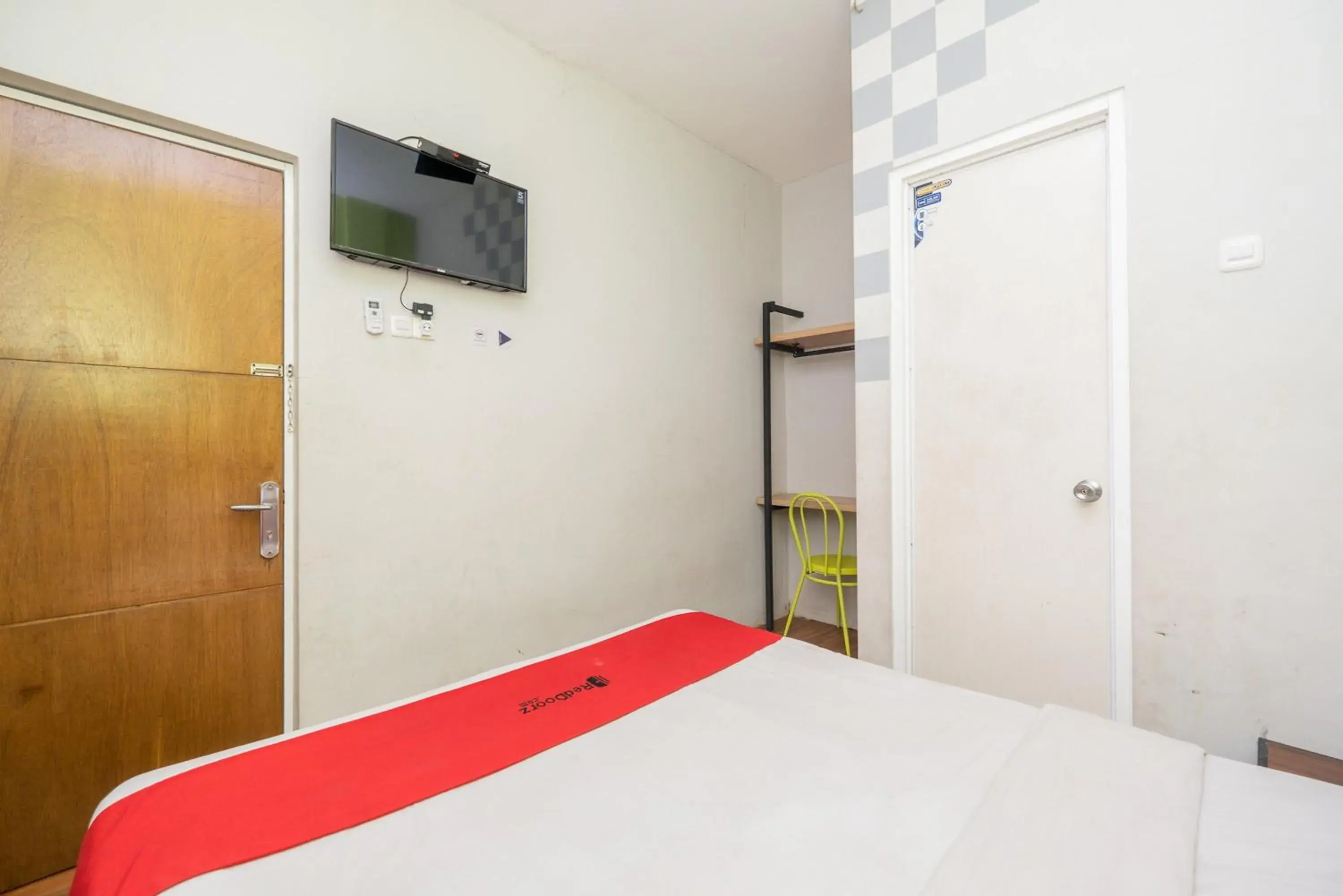 Bed in RedDoorz @ Darmo Surabaya Bed in RedDoorz @ Darmo Surabaya