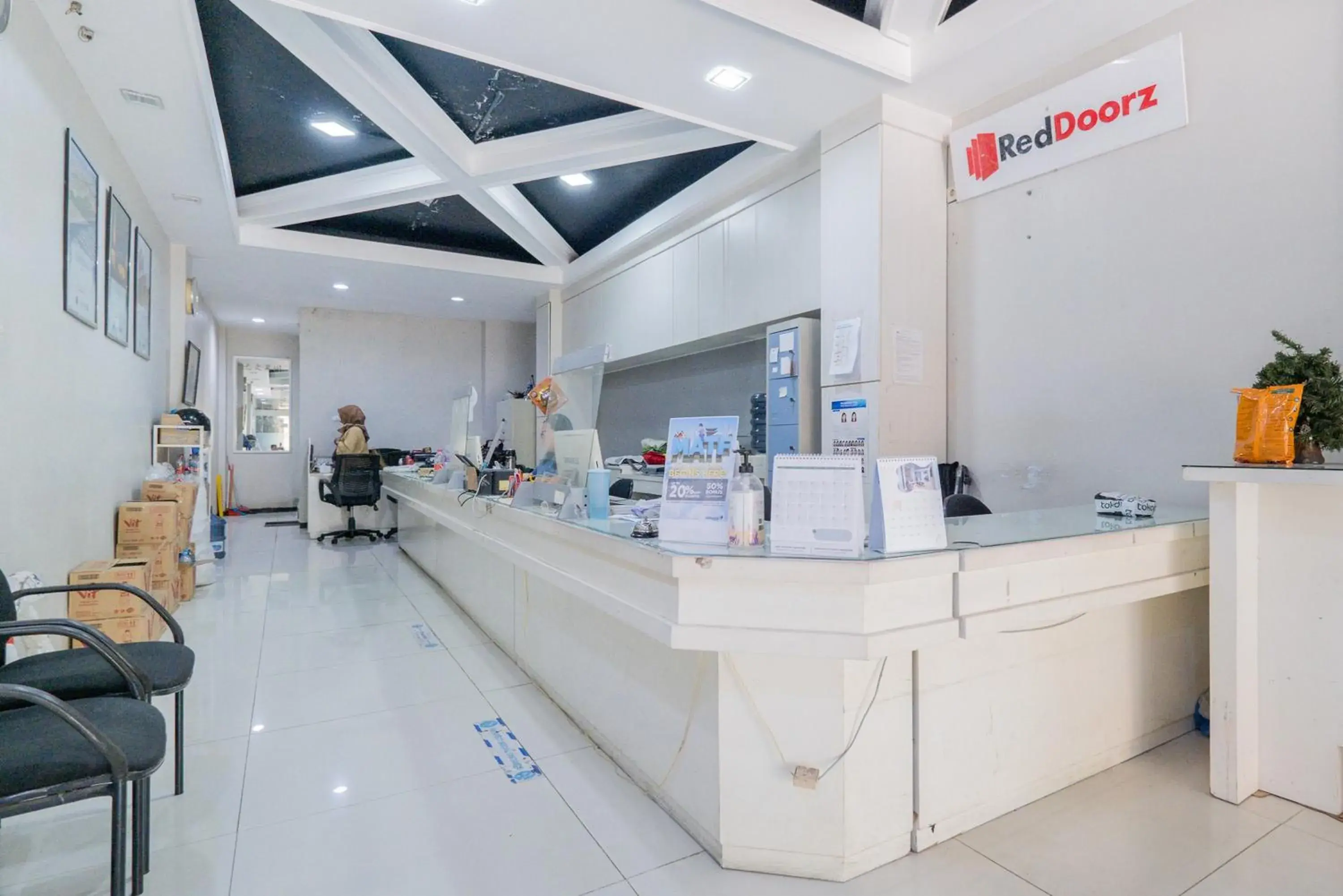 Lobby or reception in RedDoorz @ Darmo Surabaya Lobby or reception in RedDoorz @ Darmo Surabaya