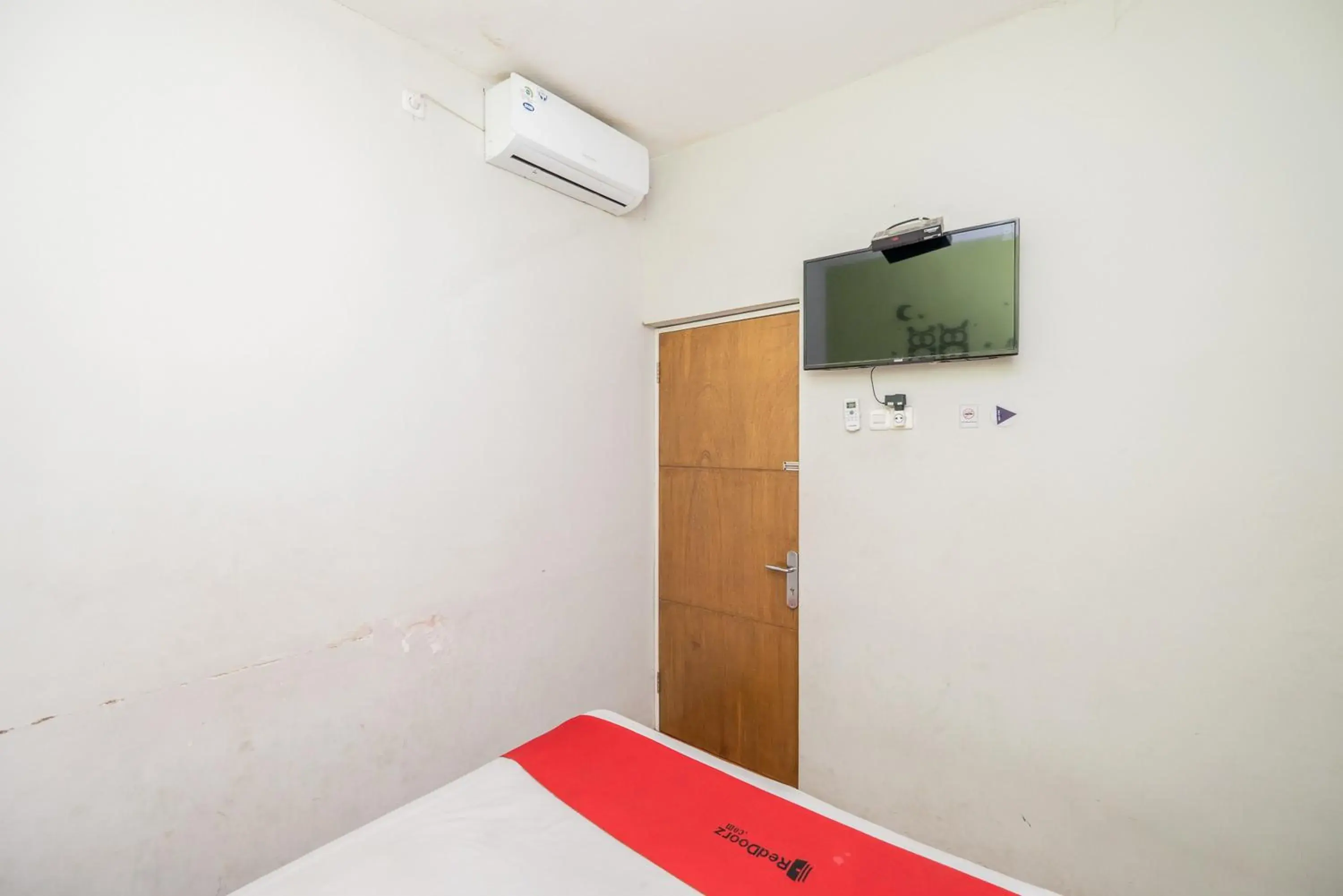 Bed in RedDoorz @ Darmo Surabaya Bed in RedDoorz @ Darmo Surabaya