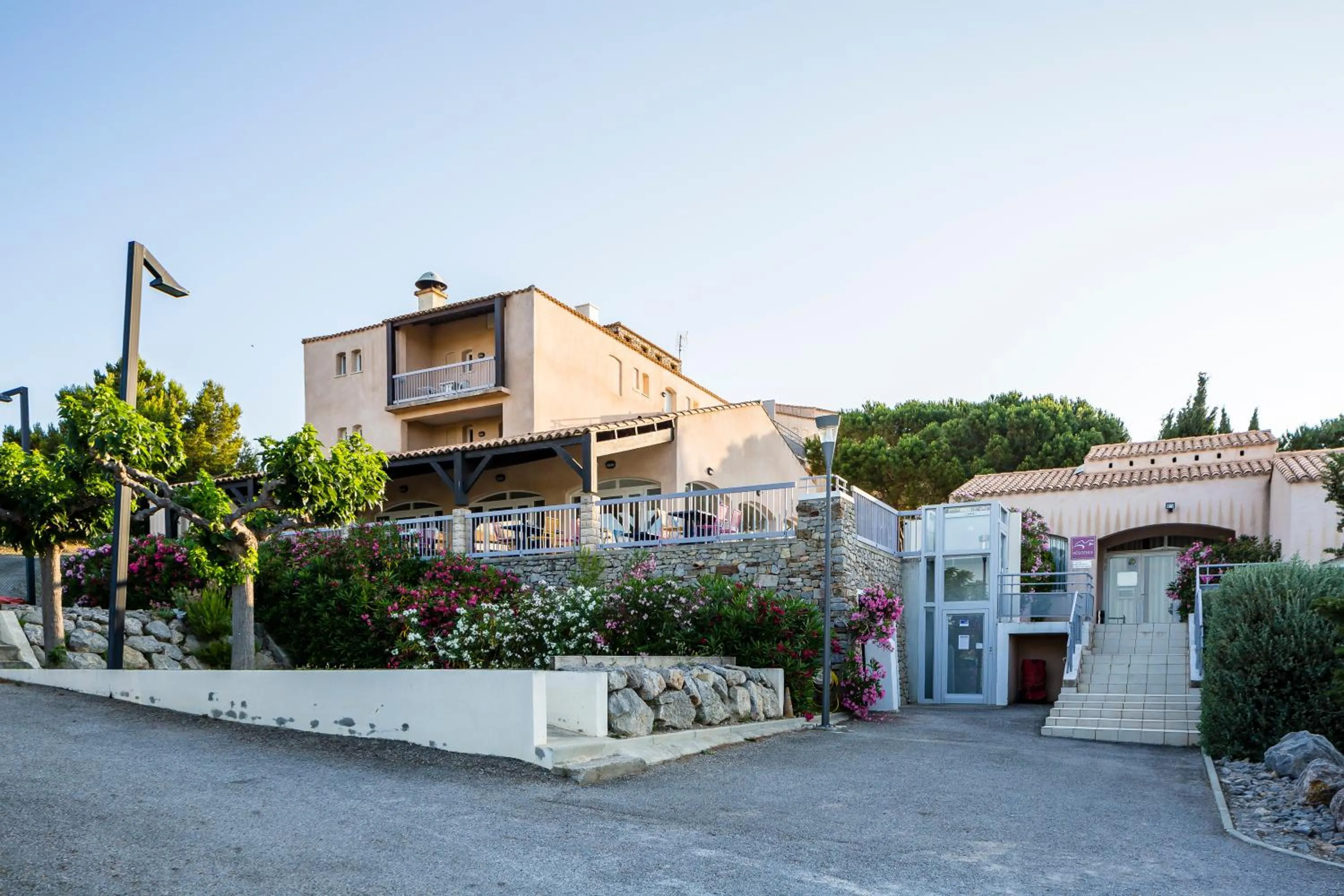 Property building in ULVF Les Romarins