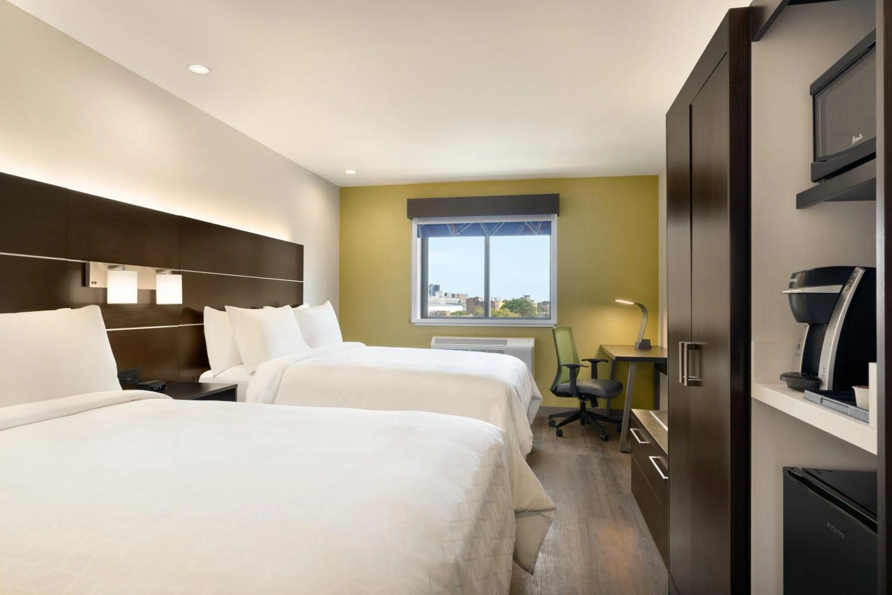 Photo of the whole room, Bed in Holiday Inn Express - Jamaica - JFK AirTrain - NYC by IHG