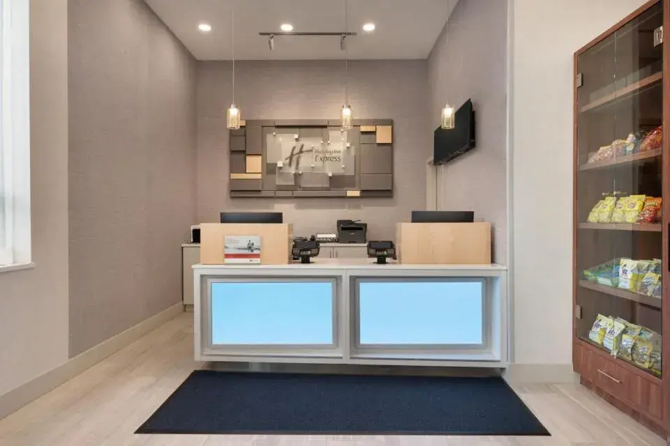 Lobby or reception in Holiday Inn Express - Jamaica - JFK AirTrain - NYC by IHG Lobby or reception in Holiday Inn Express - Jamaica - JFK AirTrain - NYC by IHG