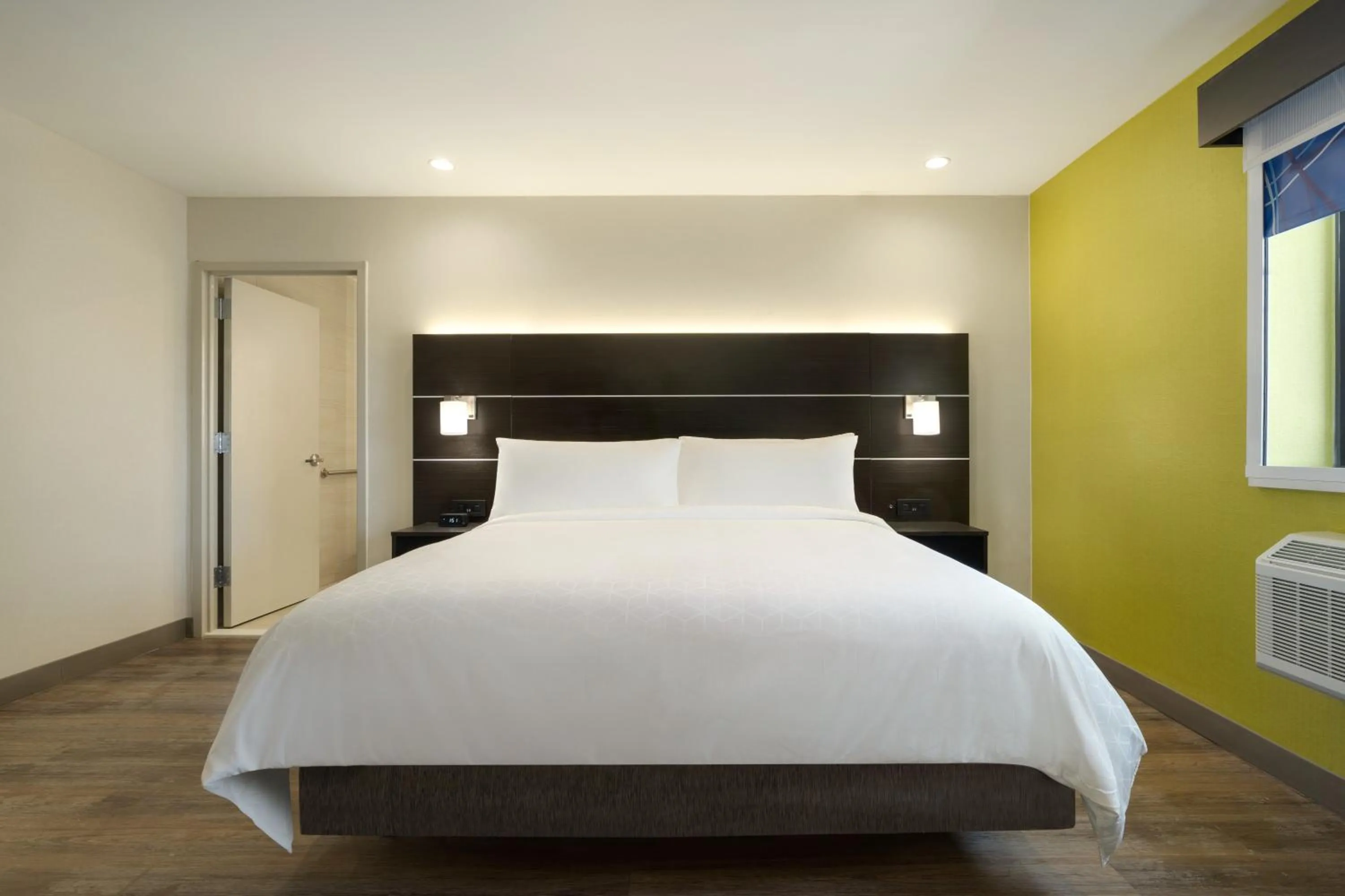 Photo of the whole room, Bed in Holiday Inn Express - Jamaica - JFK AirTrain - NYC by IHG