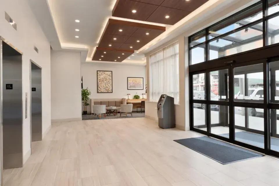 Lobby or reception in Holiday Inn Express - Jamaica - JFK AirTrain - NYC by IHG Lobby or reception in Holiday Inn Express - Jamaica - JFK AirTrain - NYC by IHG