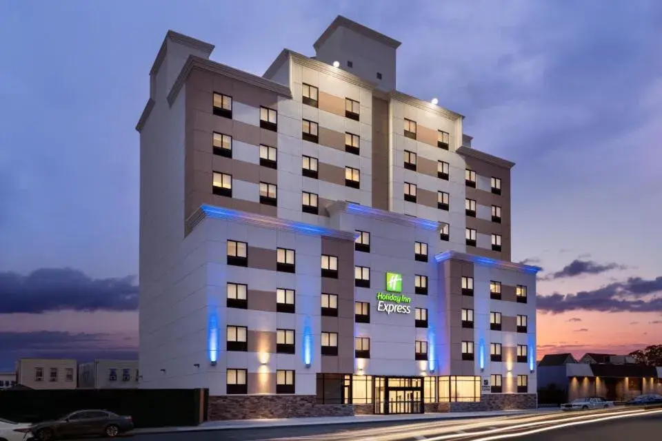 Property building in Holiday Inn Express - Jamaica - JFK AirTrain - NYC by IHG Property building in Holiday Inn Express - Jamaica - JFK AirTrain - NYC by IHG