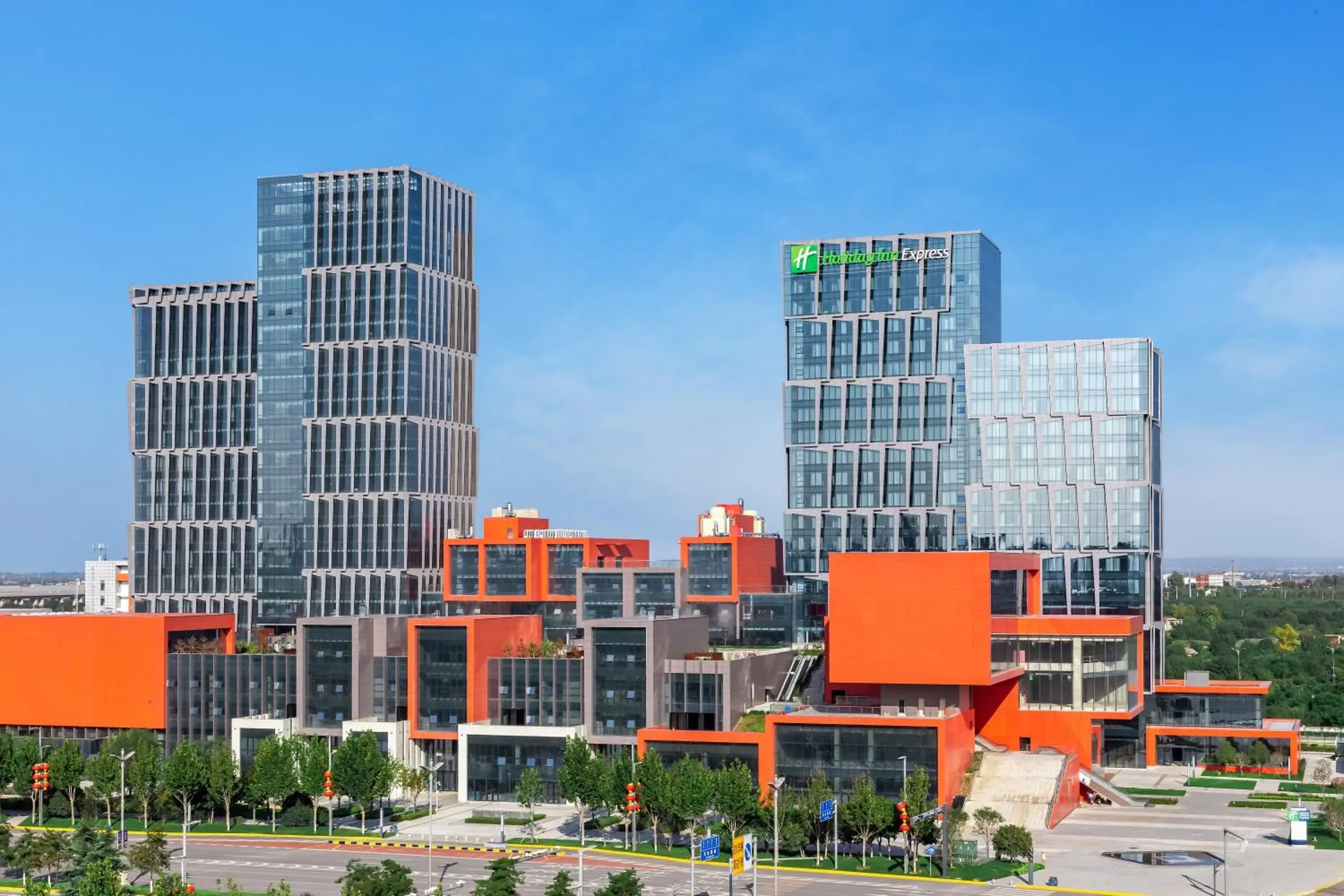 Property building in Holiday Inn Express Xi'an Intl Trade&Logistic Park by IHG Property building in Holiday Inn Express Xi'an Intl Trade&Logistic Park by IHG