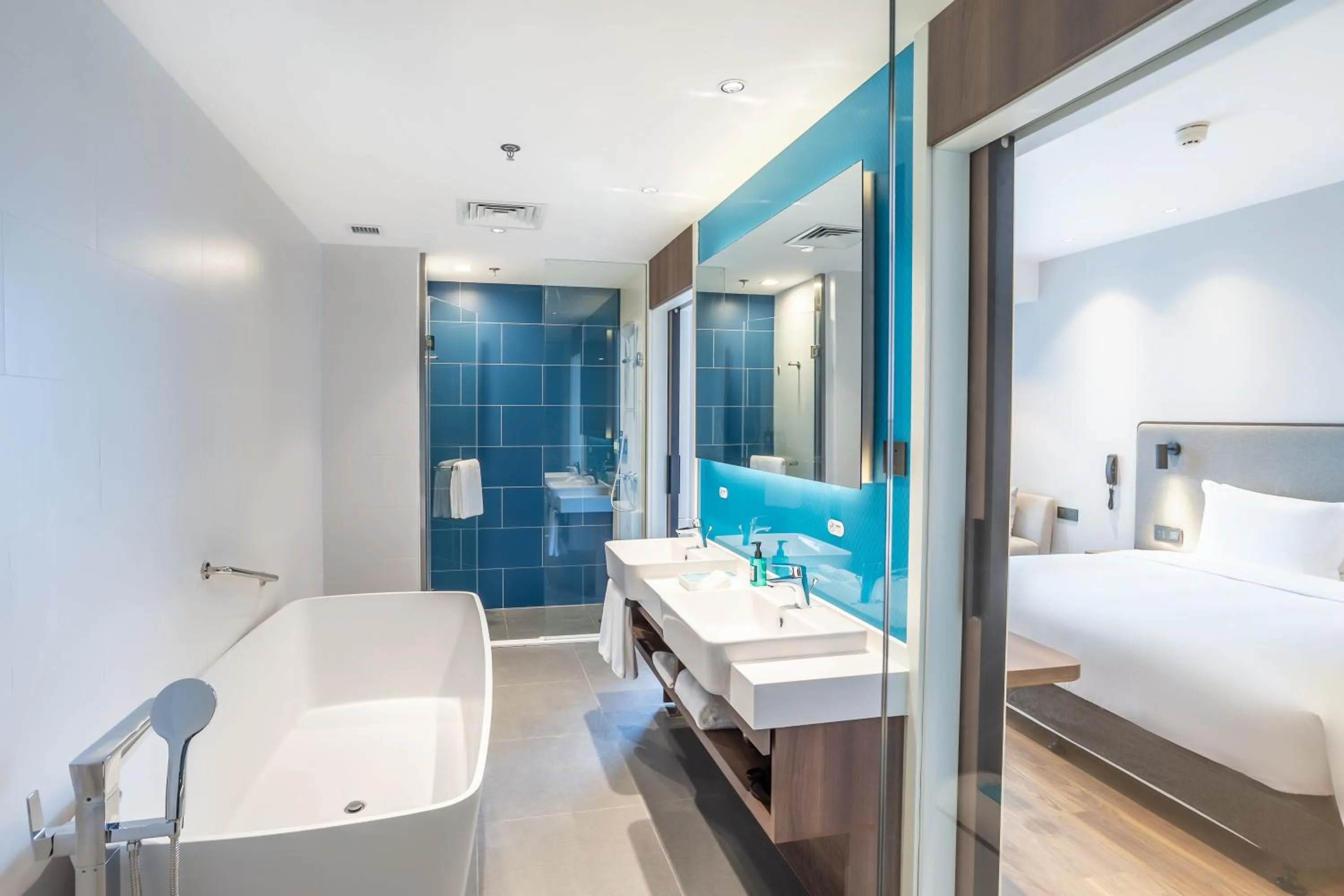 Photo of the whole room, Bed in Holiday Inn Express Xi'an Intl Trade&Logistic Park by IHG